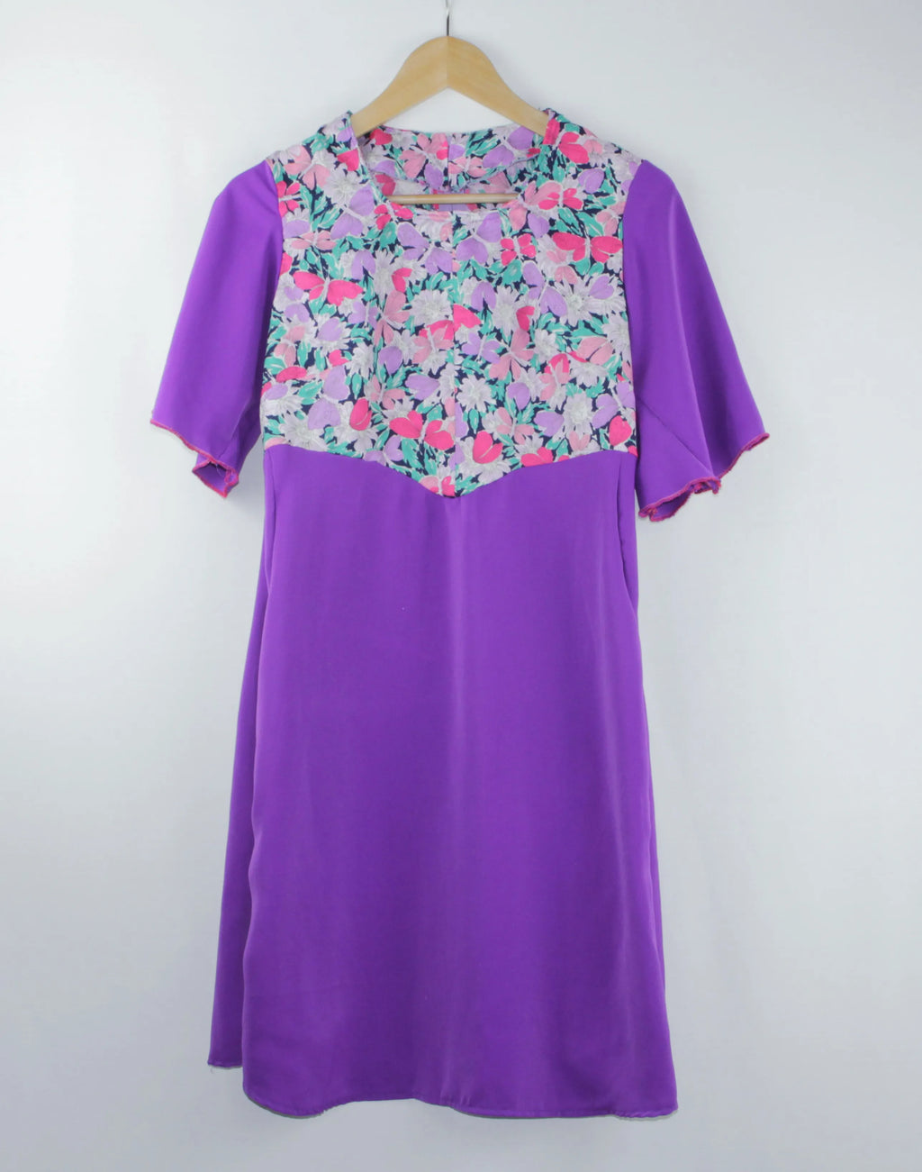 Robe trapèze artisanale violette avec empiècement fleuri