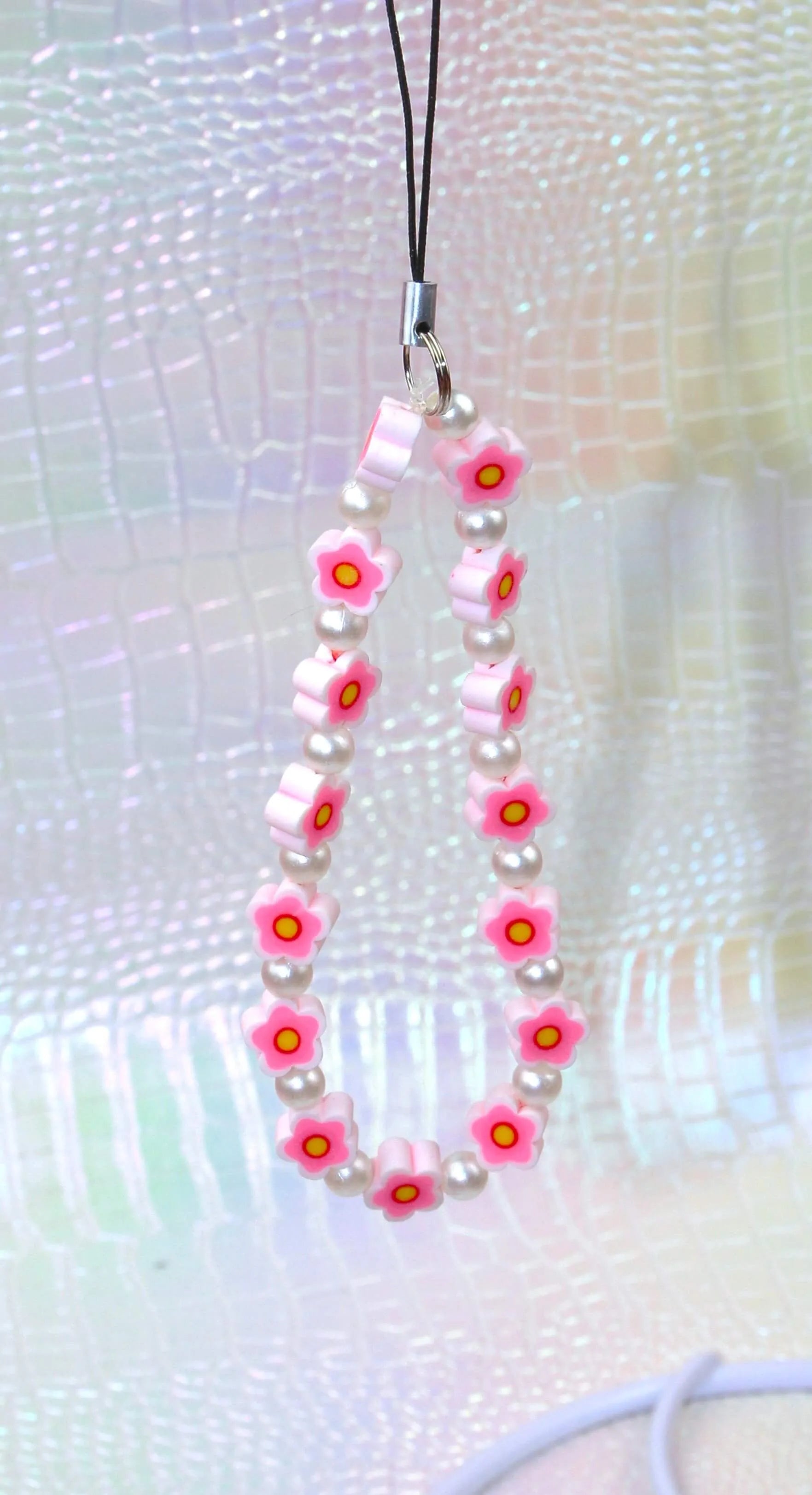 Phone charm coloré fleurs et cœurs - Bijou de téléphone perles nacrées