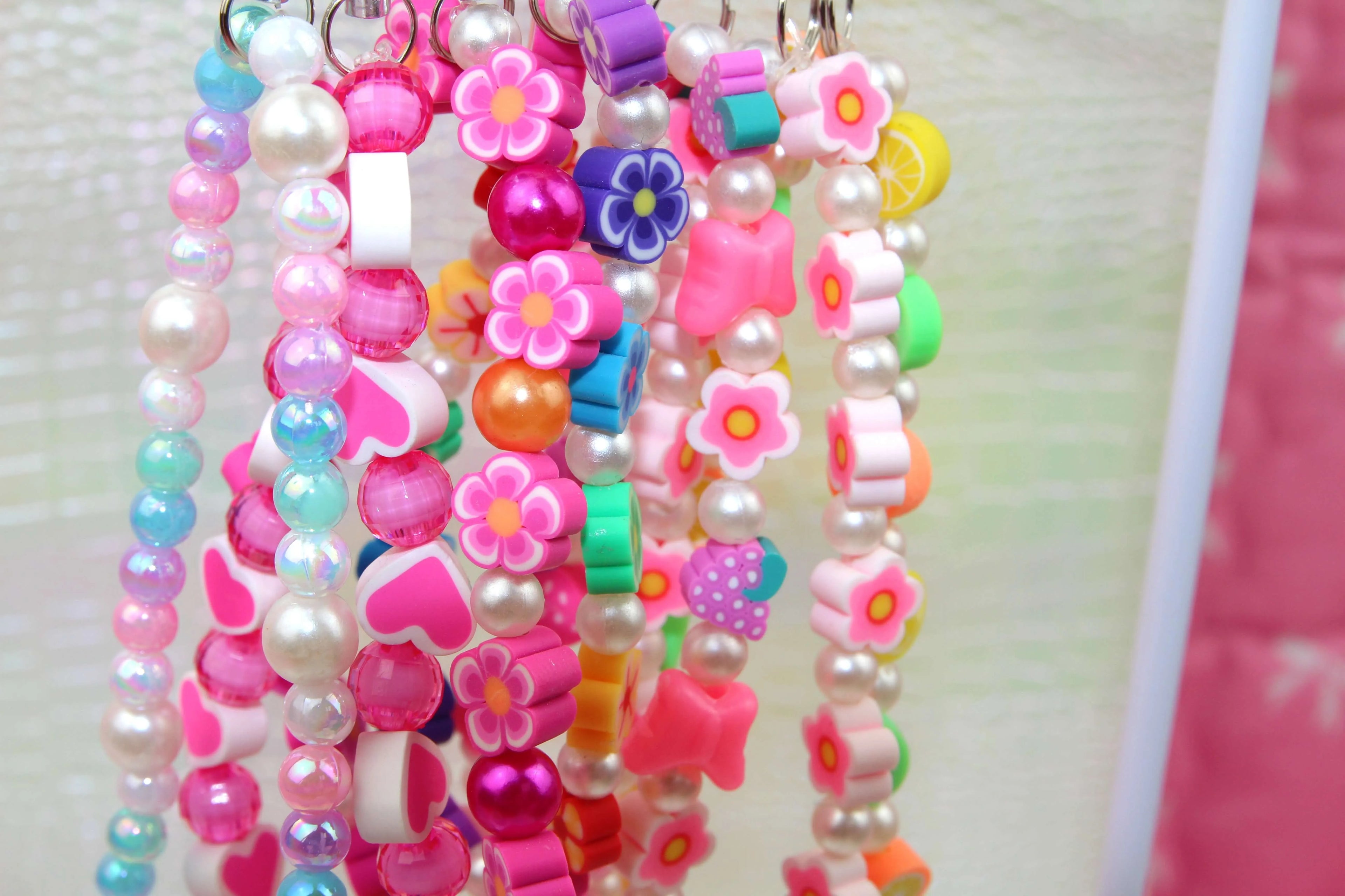 Phone charm coloré fleurs et cœurs - Bijou de téléphone perles nacrées