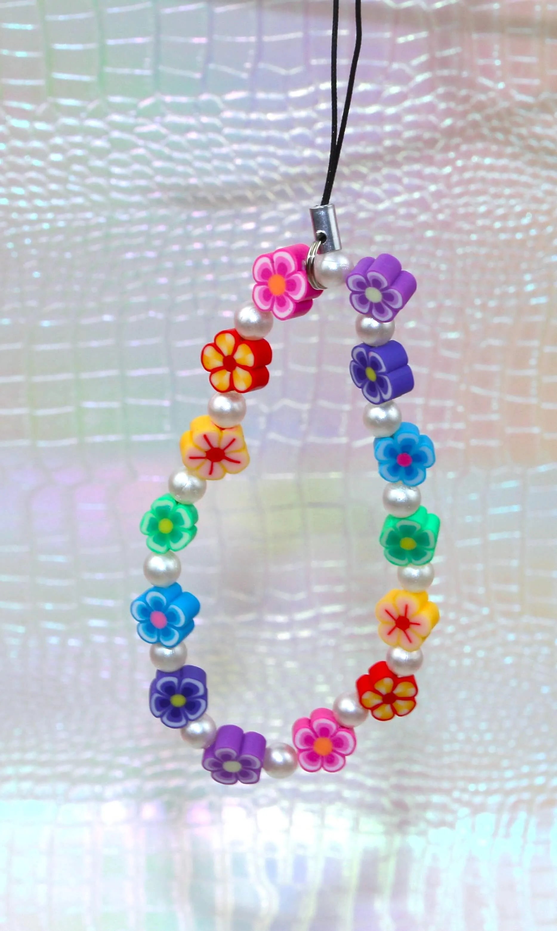 Phone charm coloré fleurs et cœurs - Bijou de téléphone perles nacrées