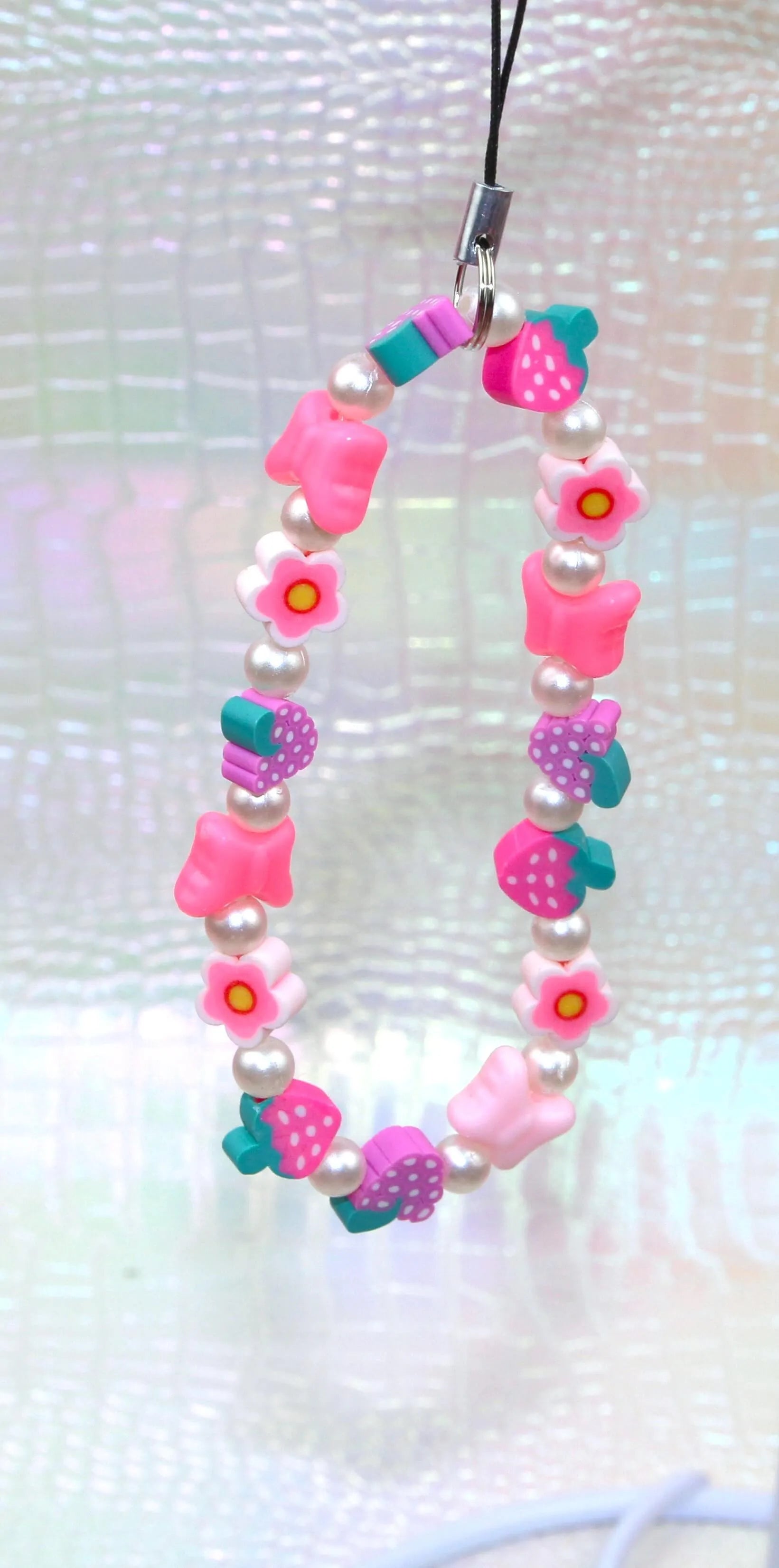 Phone charm coloré fleurs et cœurs - Bijou de téléphone perles nacrées