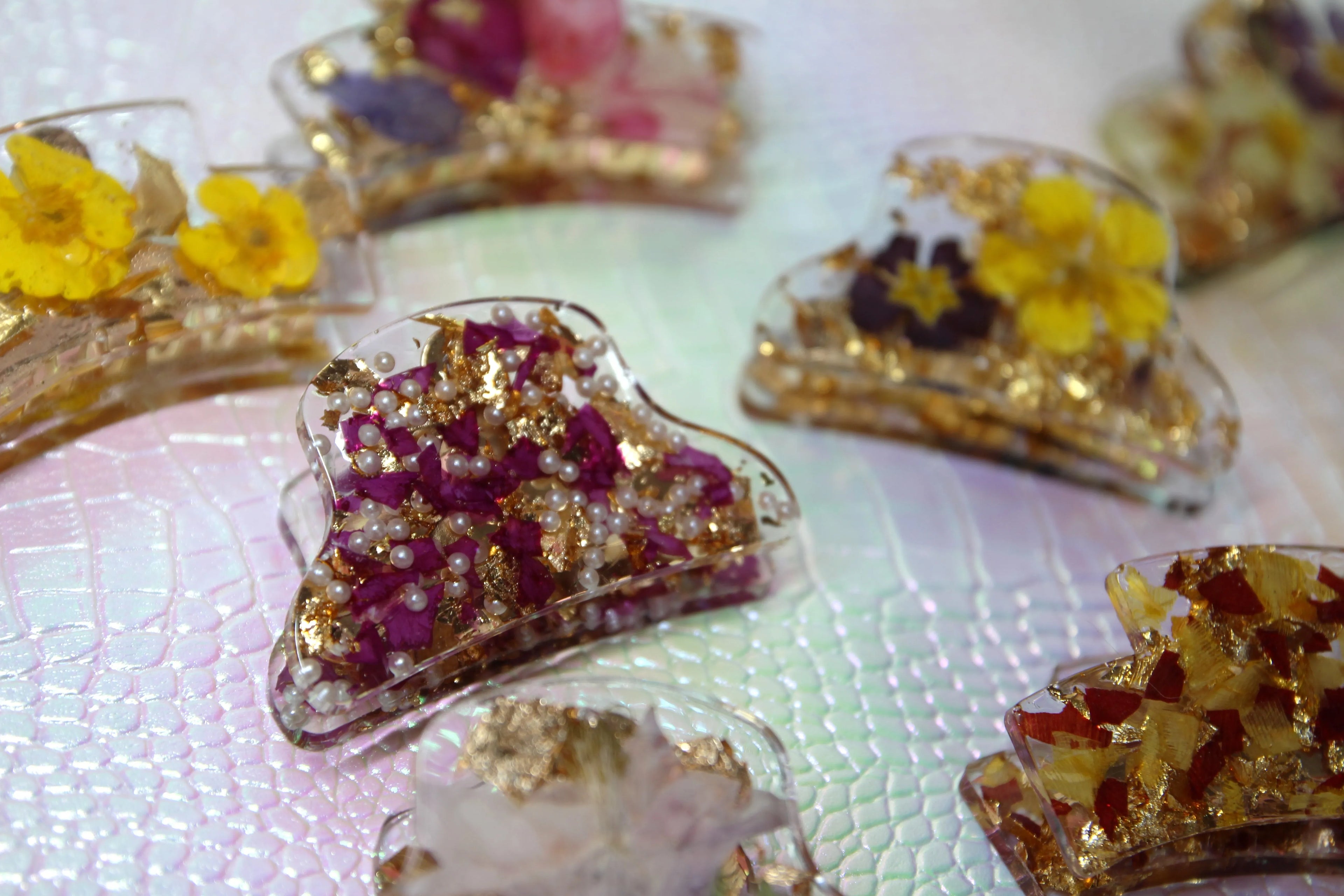 Pince à cheveux artisanale avec fleurs séchées et feuille d'or - Pièce Unique