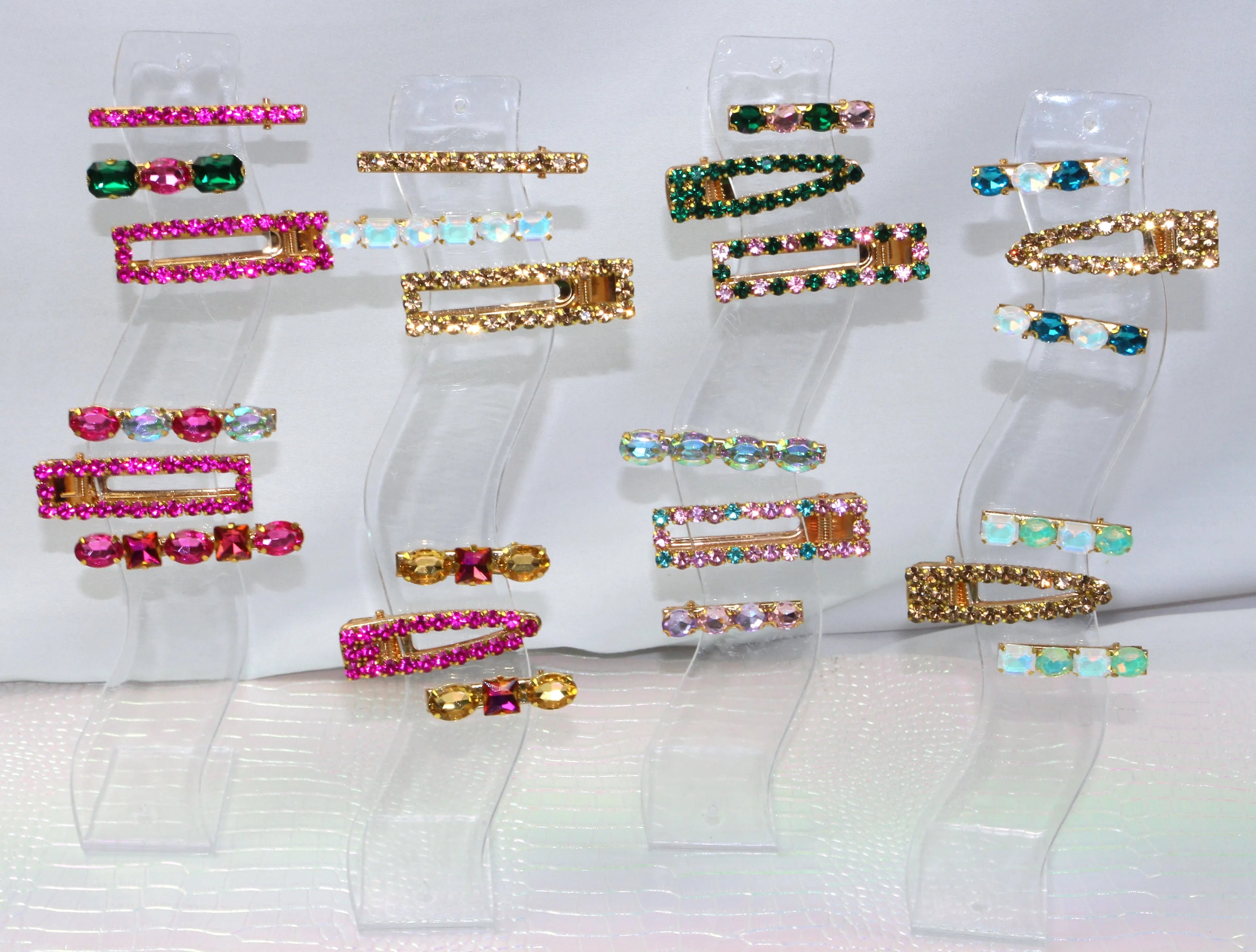 Trio de Barrettes à Strass – L’Art de l’accumulation Étincelante