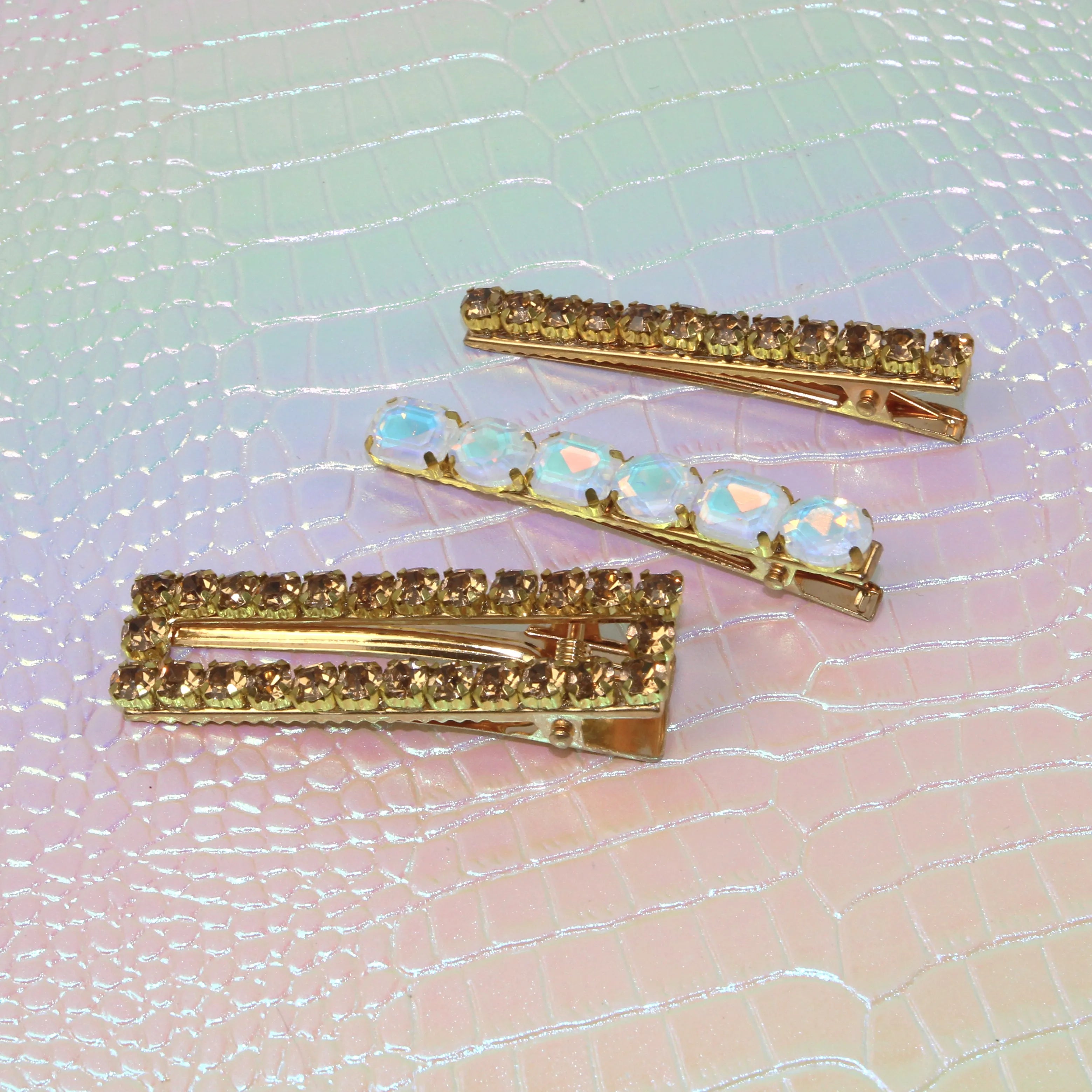 Trio de Barrettes à Strass – L’Art de l’accumulation Étincelante