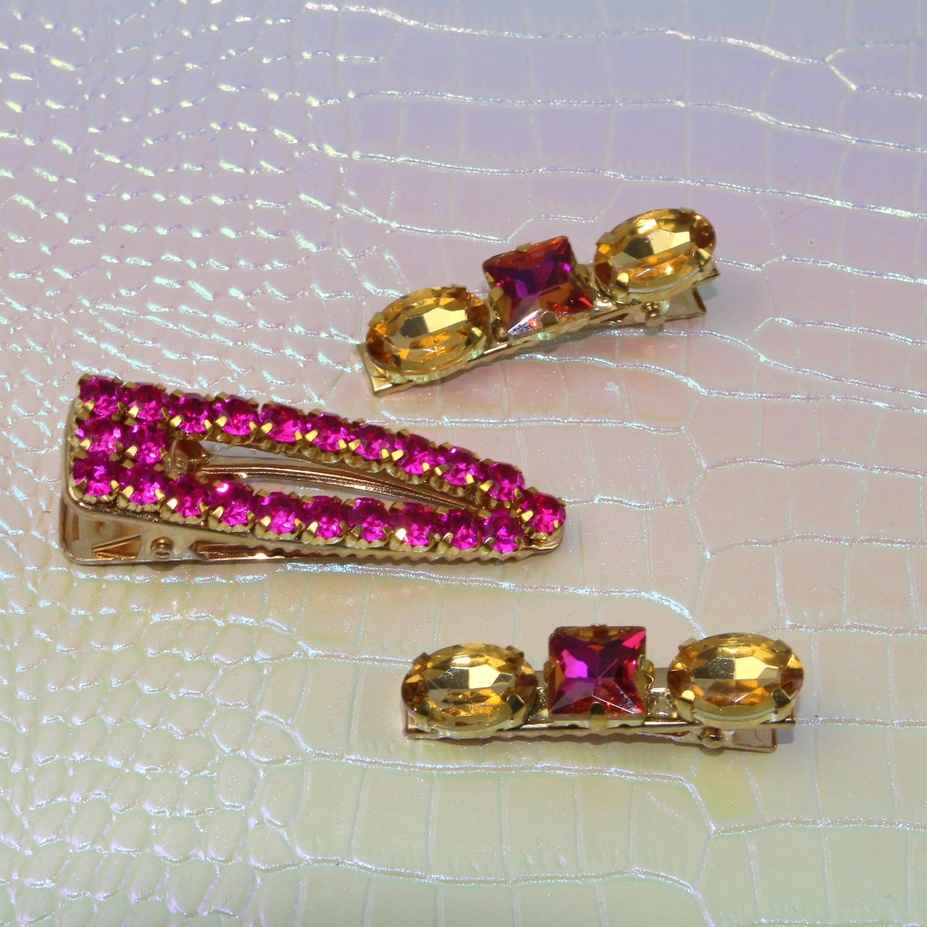 Trio de Barrettes à Strass – L’Art de l’accumulation Étincelante