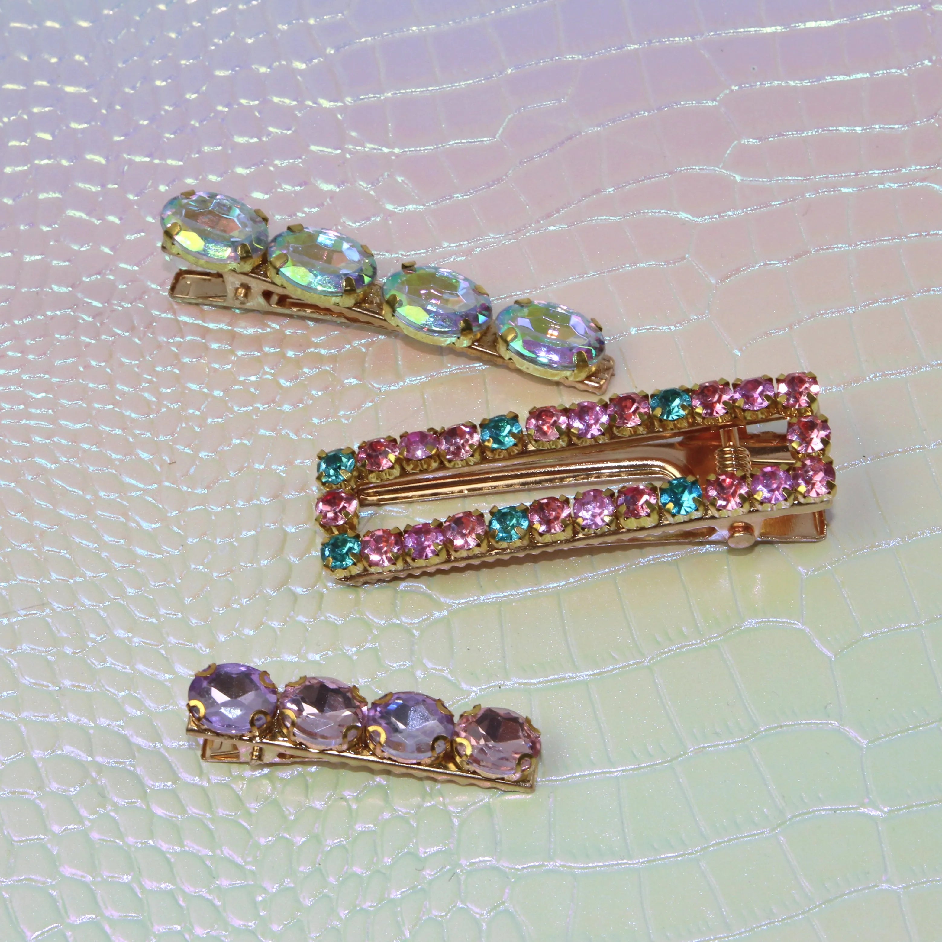 Trio de Barrettes à Strass – L’Art de l’accumulation Étincelante