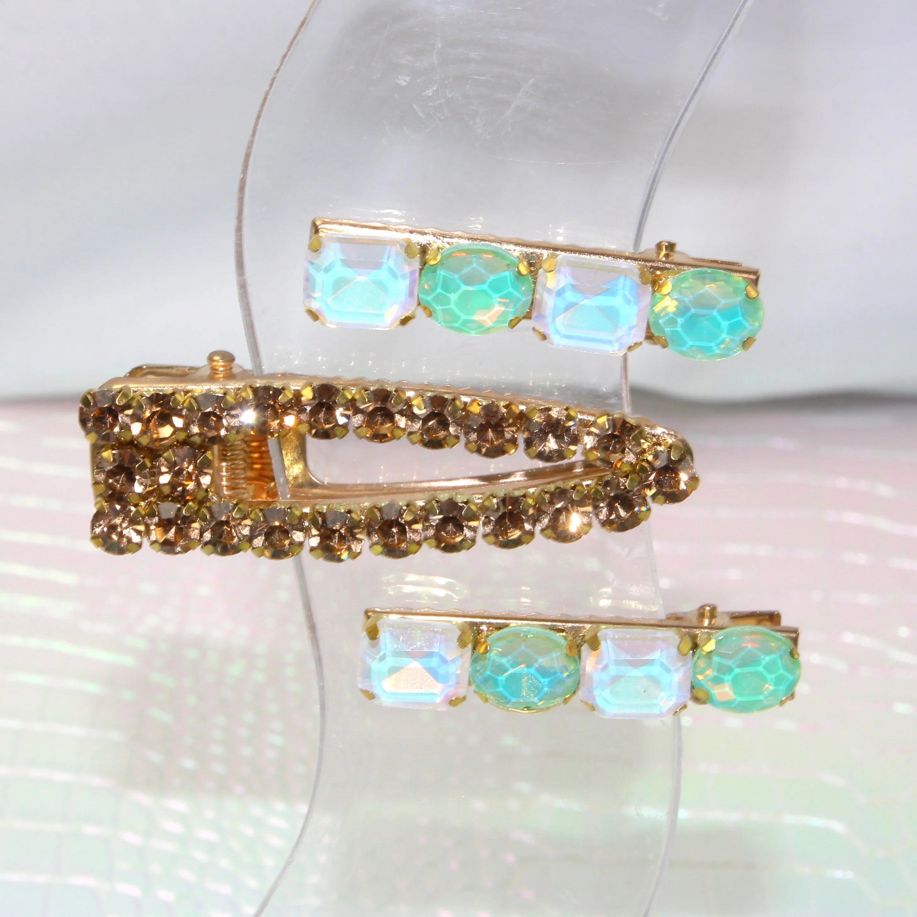 Trio de Barrettes à Strass – L’Art de l’accumulation Étincelante