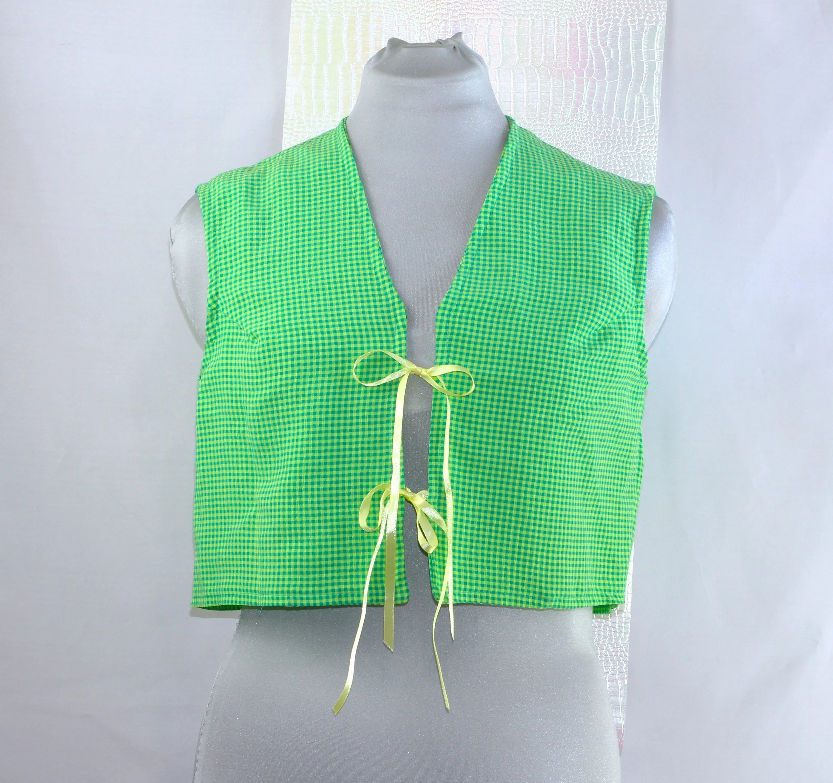 Gilet Cropped Sans Manches "Vichy Vert & Nœuds Jaunes"