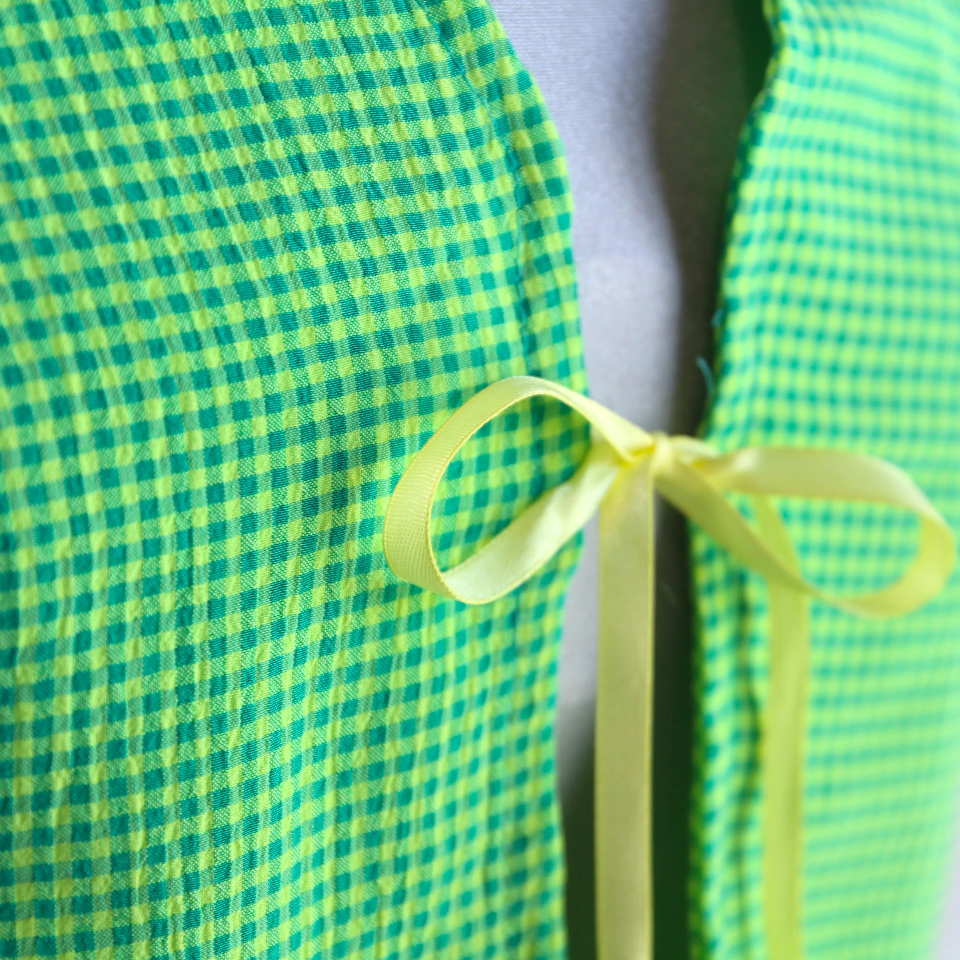 Gilet Cropped Sans Manches "Vichy Vert & Nœuds Jaunes"