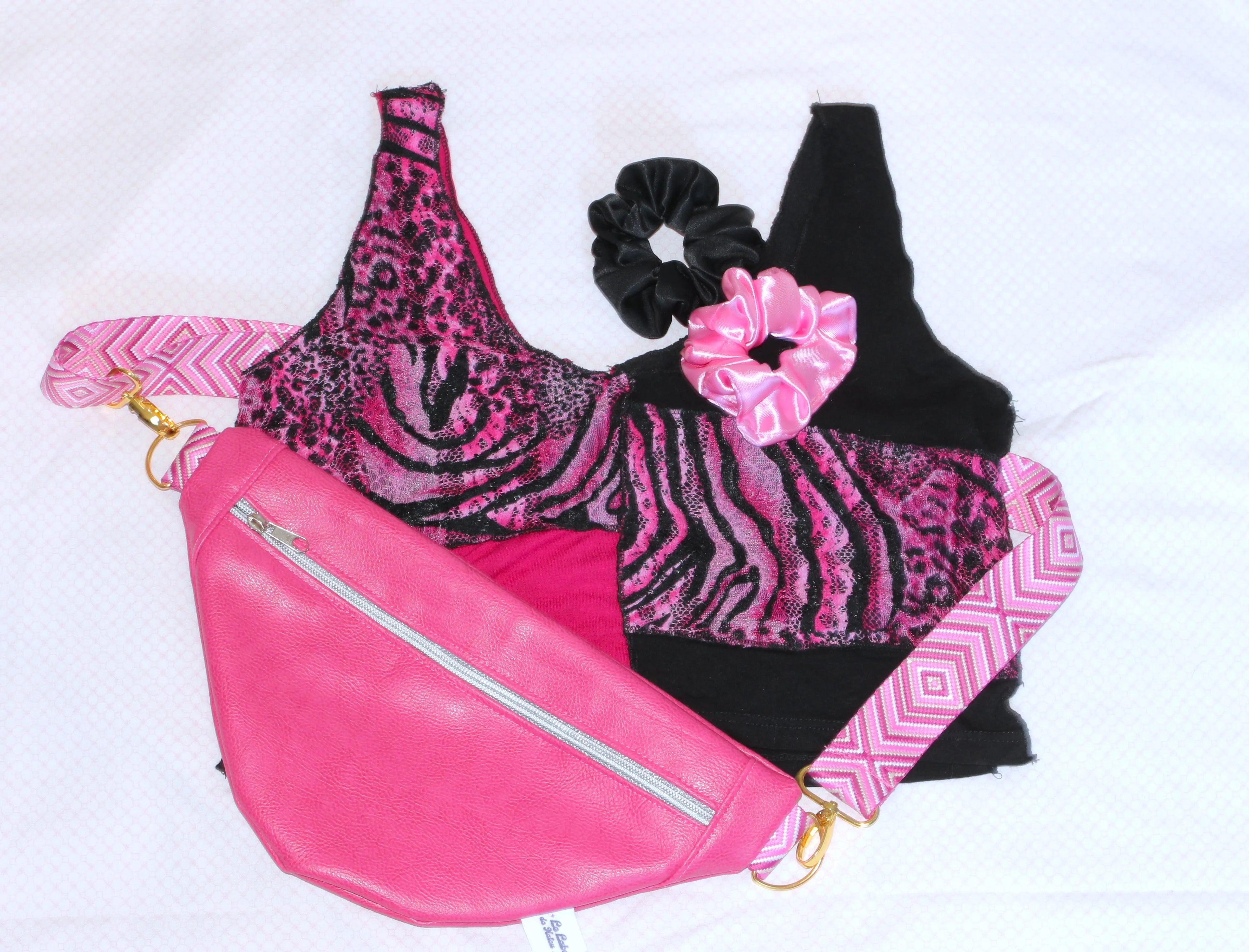 Crop top artisanal léopard rose et noir - Pièce unique