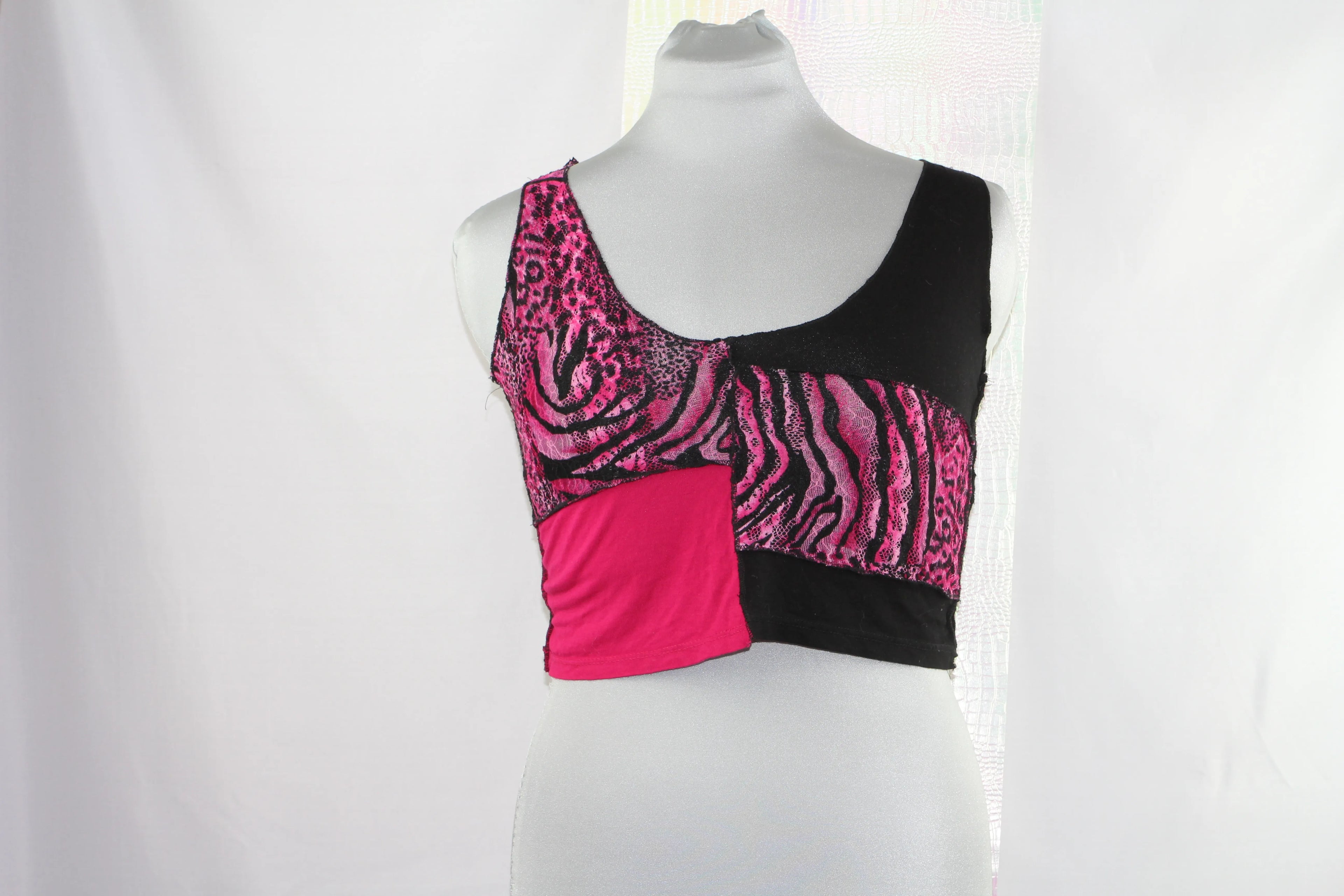 Crop top artisanal léopard rose et noir - Pièce unique