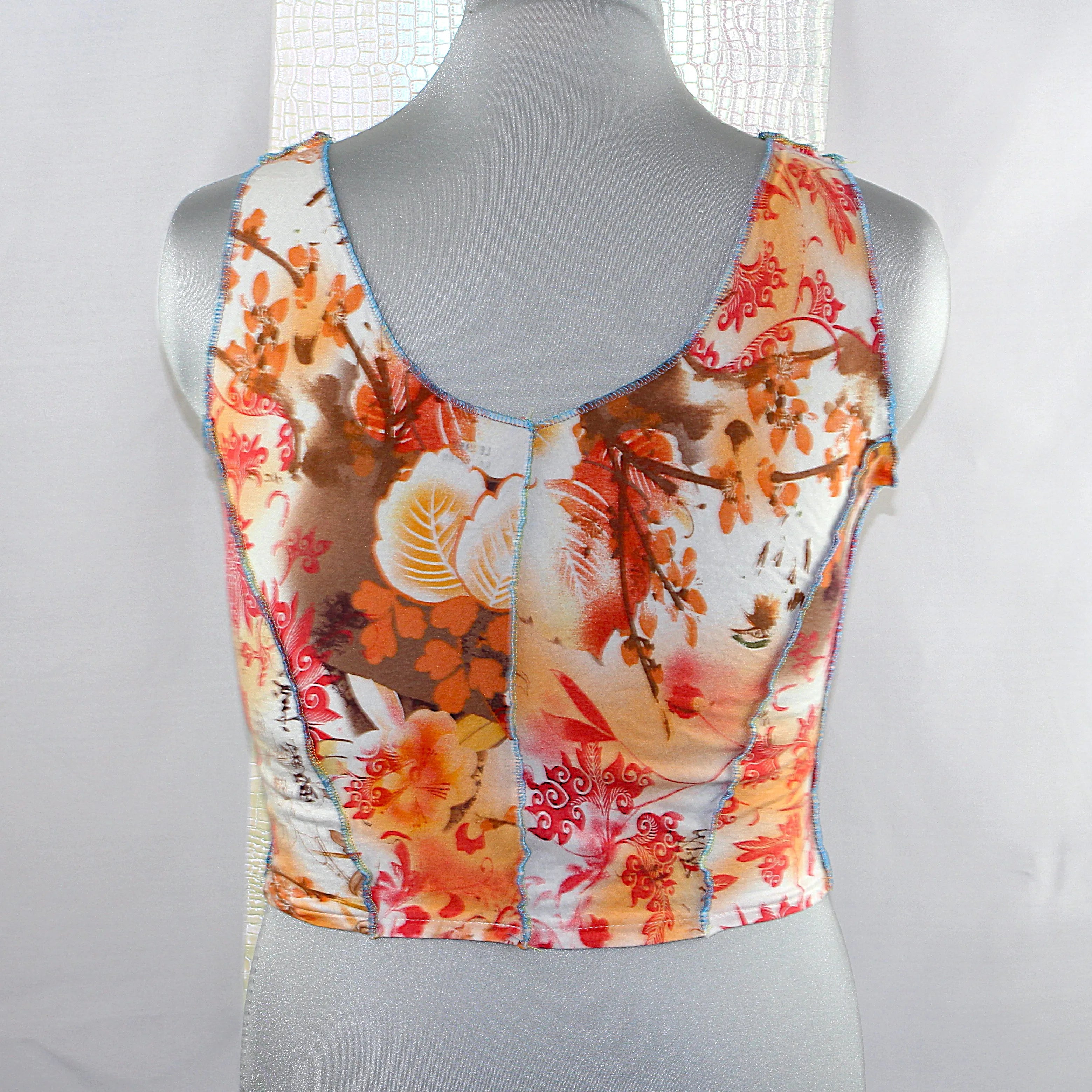 Crop top patchwork motifs calligraphie et fleurs - Style Y2K Unique