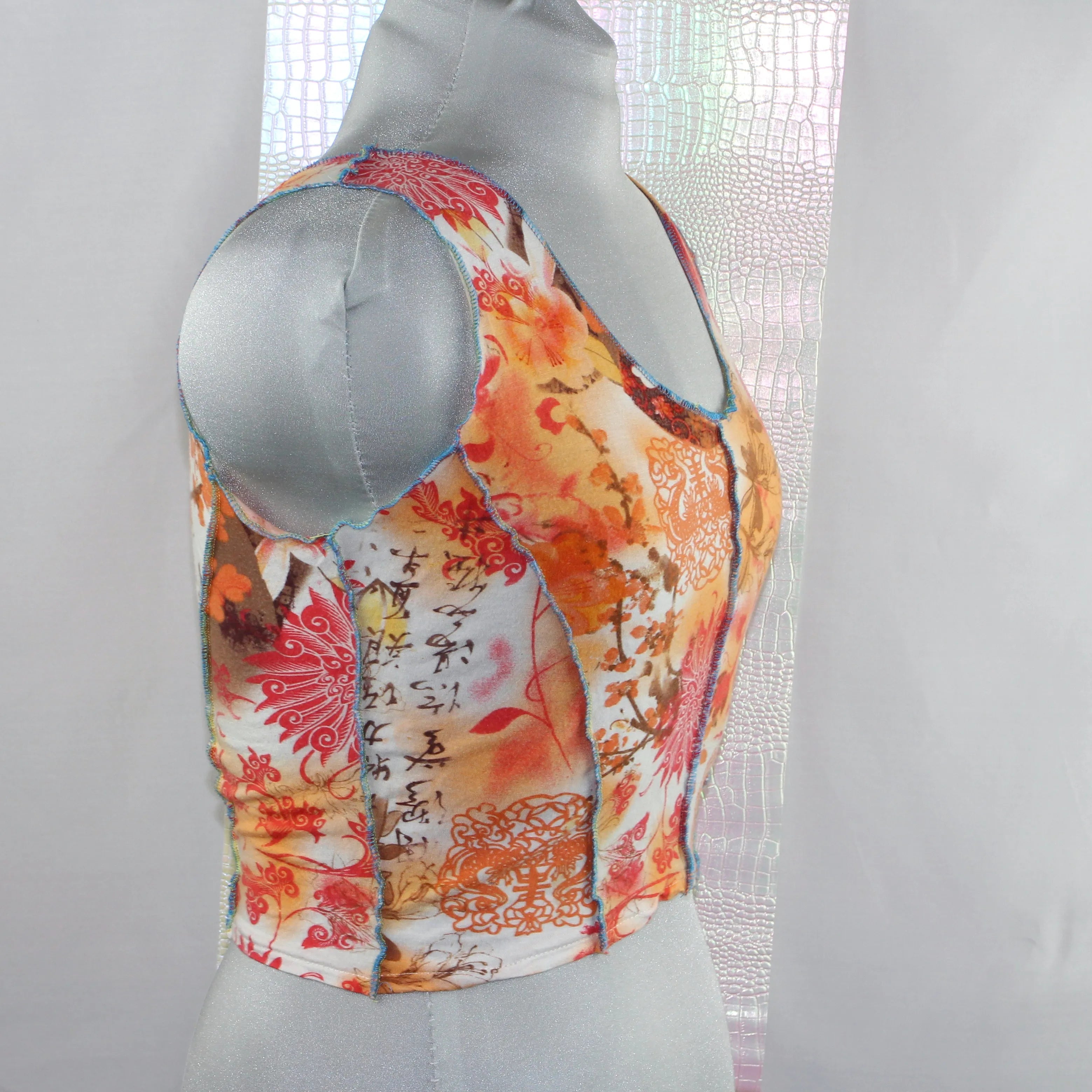 Crop top patchwork motifs calligraphie et fleurs - Style Y2K Unique