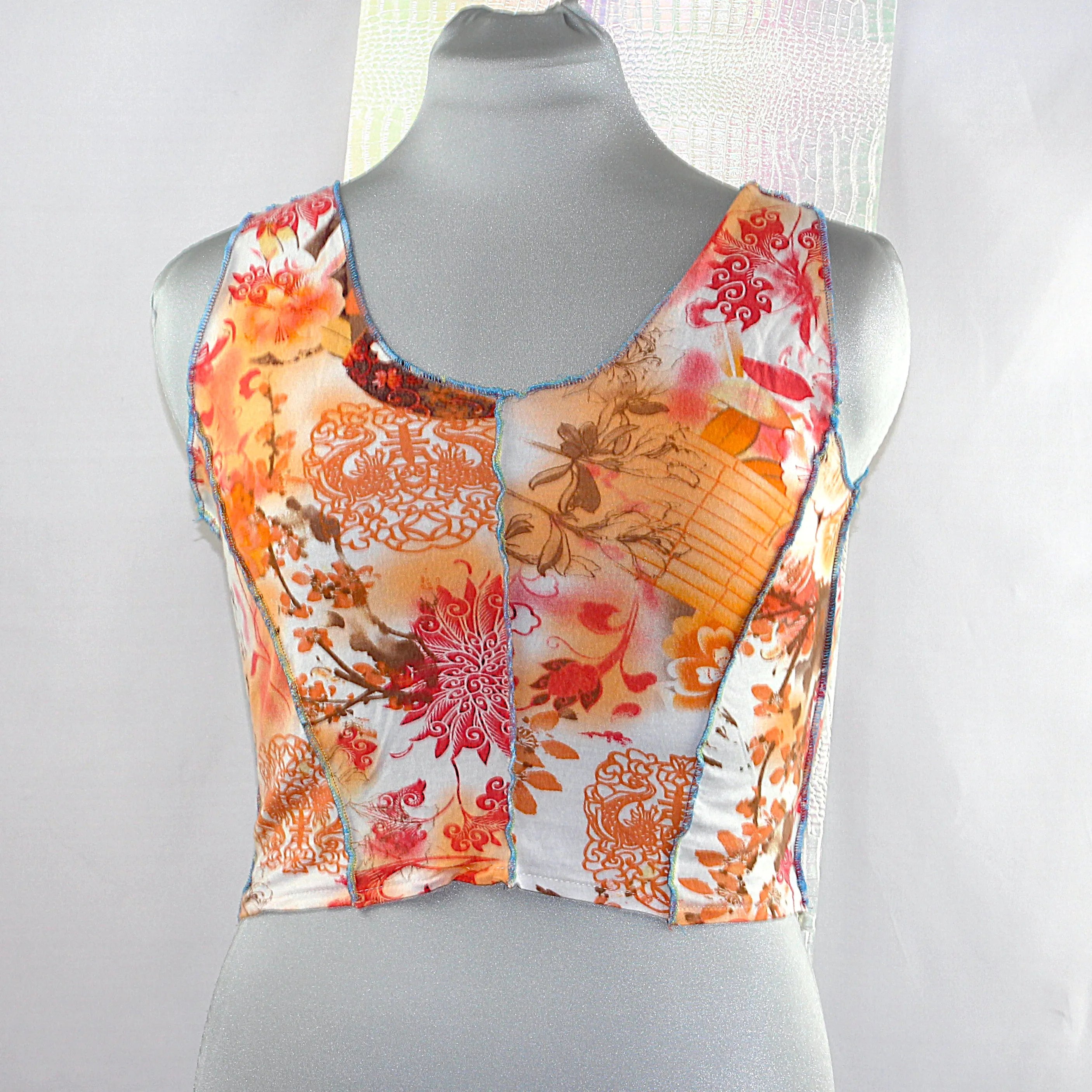 Crop top patchwork motifs calligraphie et fleurs - Style Y2K Unique