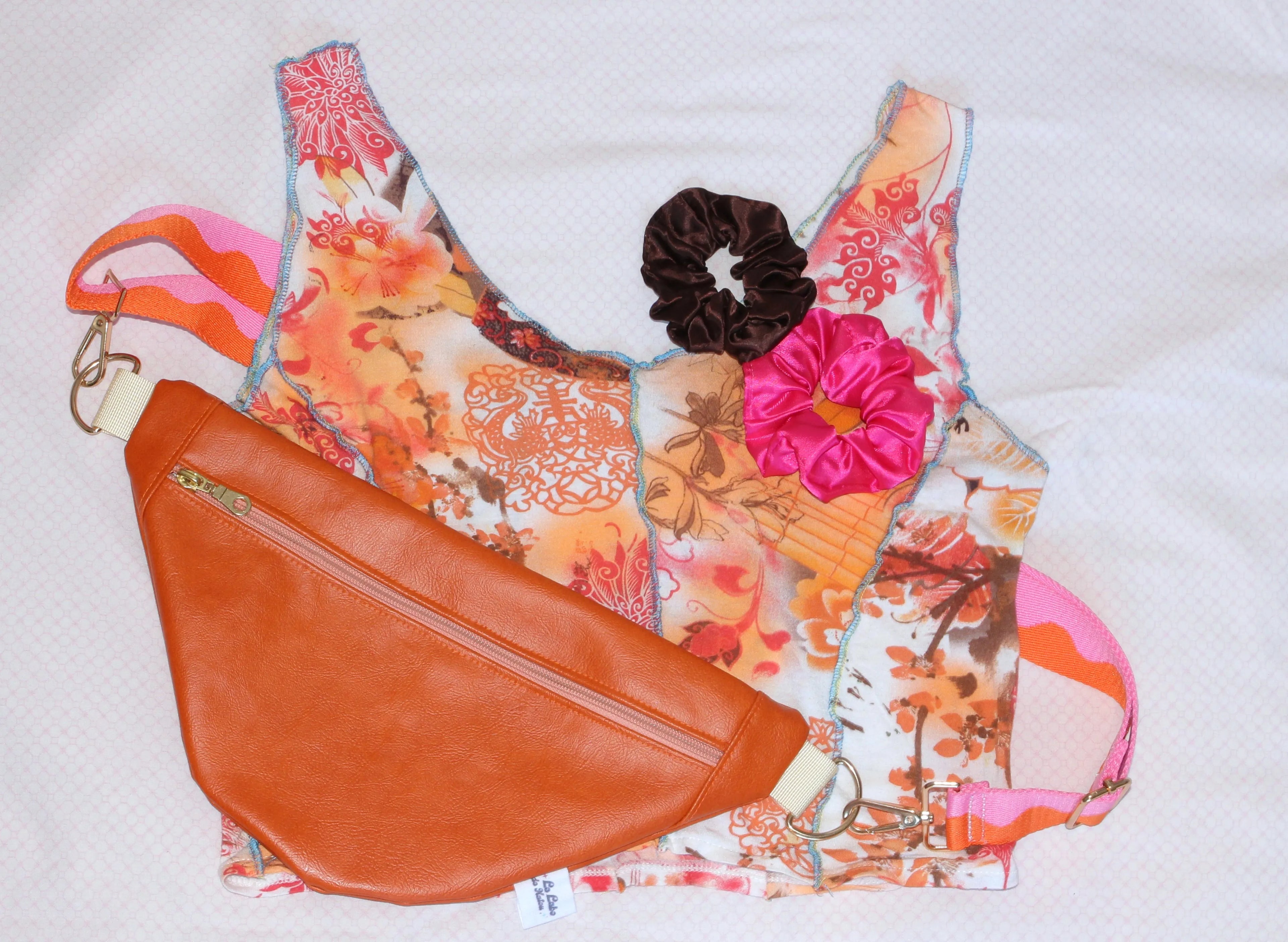 Crop top patchwork motifs calligraphie et fleurs - Style Y2K Unique