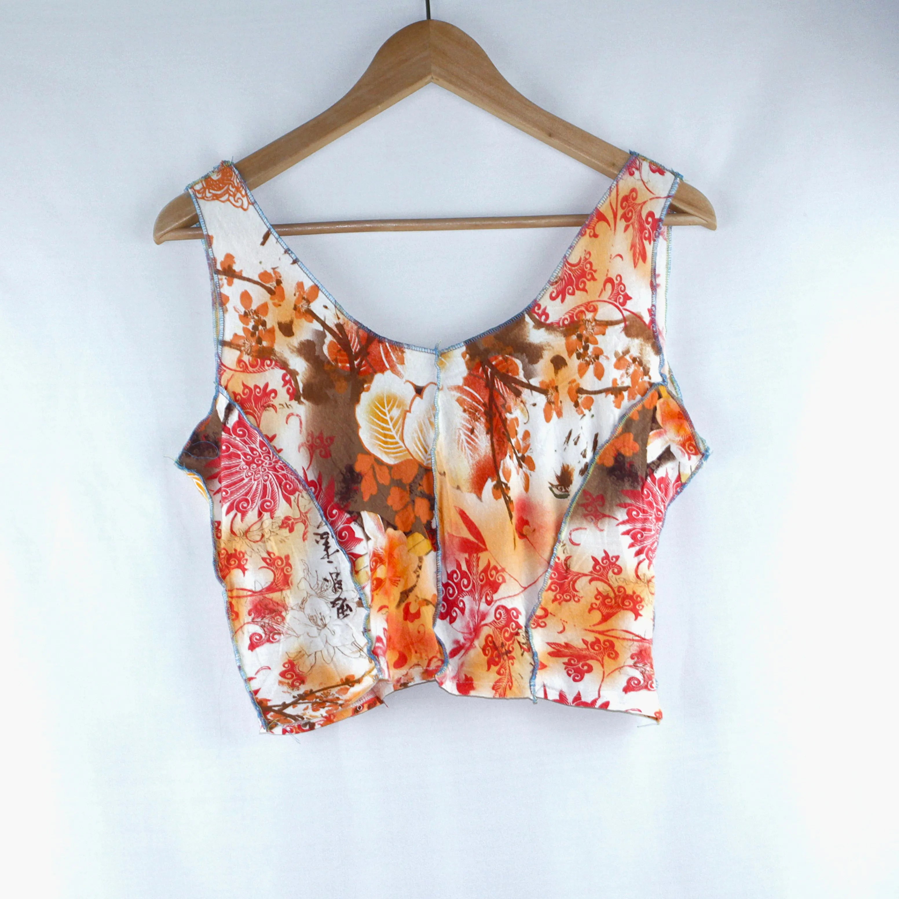 Crop top patchwork motifs calligraphie et fleurs - Style Y2K Unique