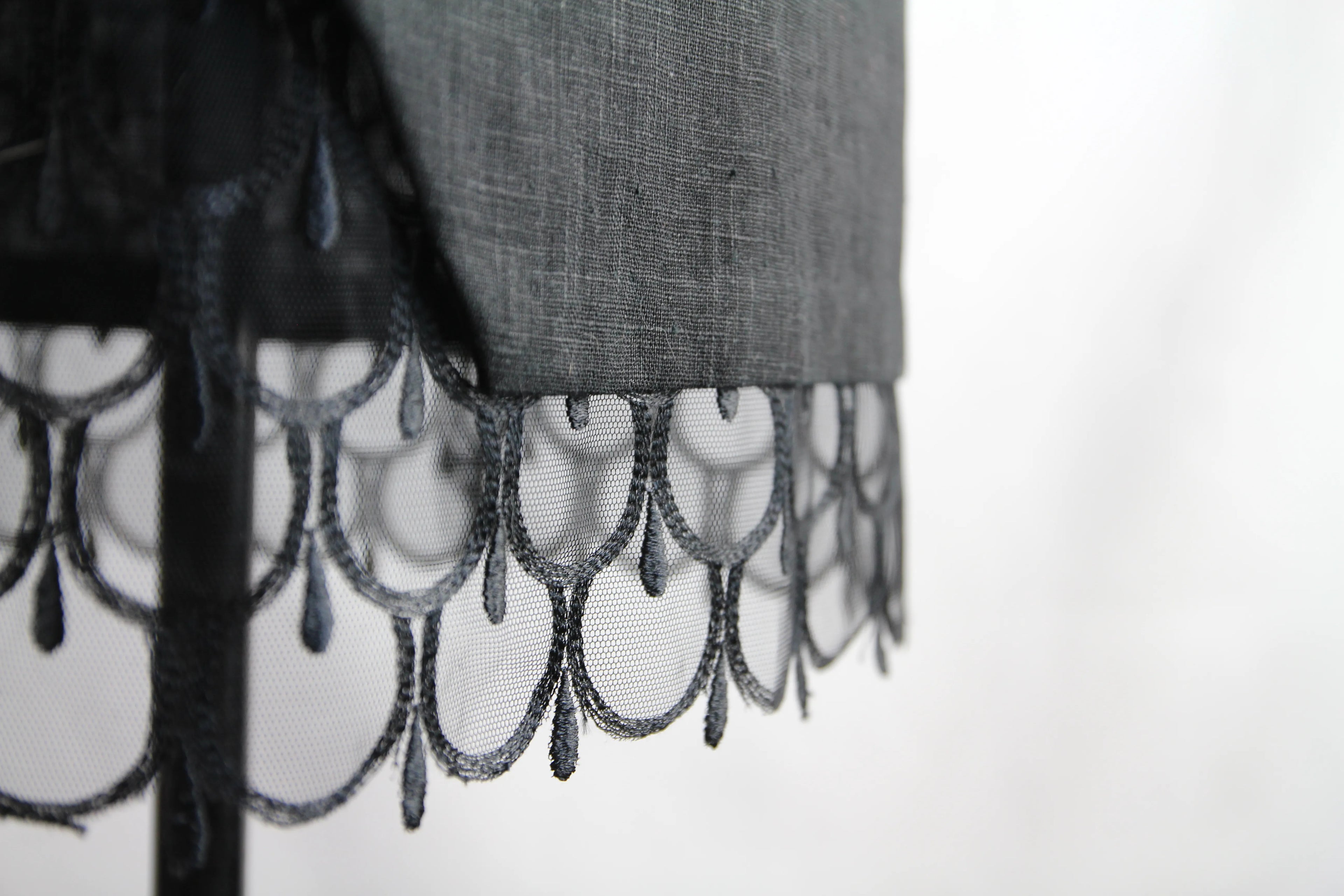 Jupe Droite "Éclat Noir" – Lin & Résille Couture