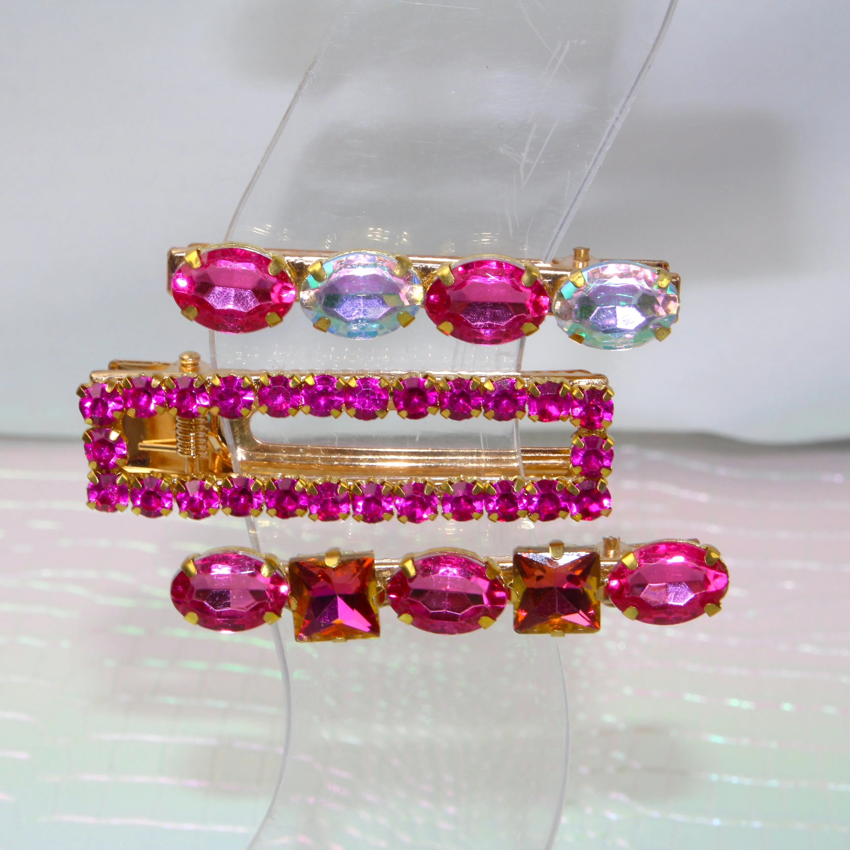 Trio de Barrettes à Strass – L’Art de l’accumulation Étincelante