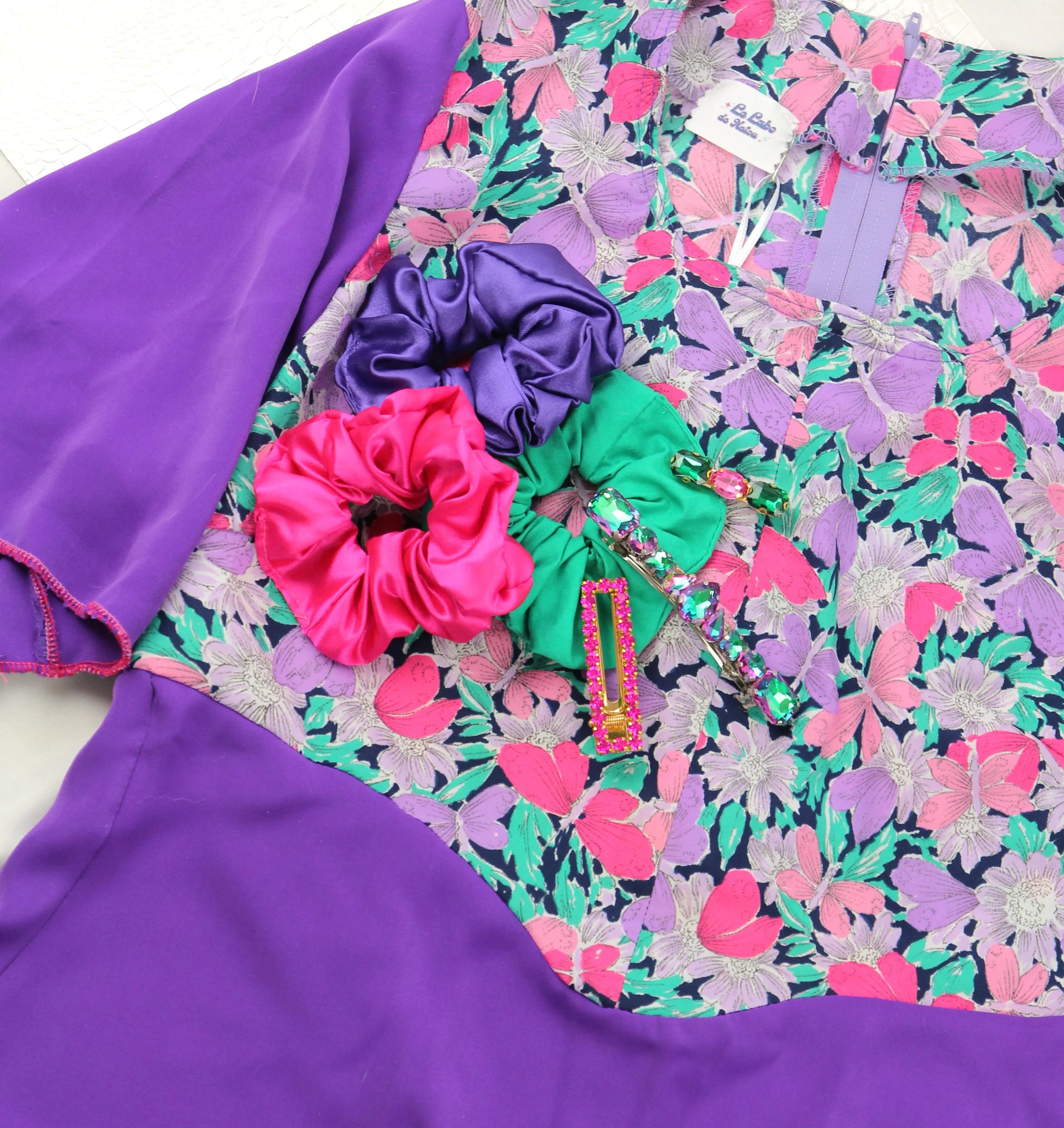 Robe trapèze artisanale violette avec empiècement fleuri