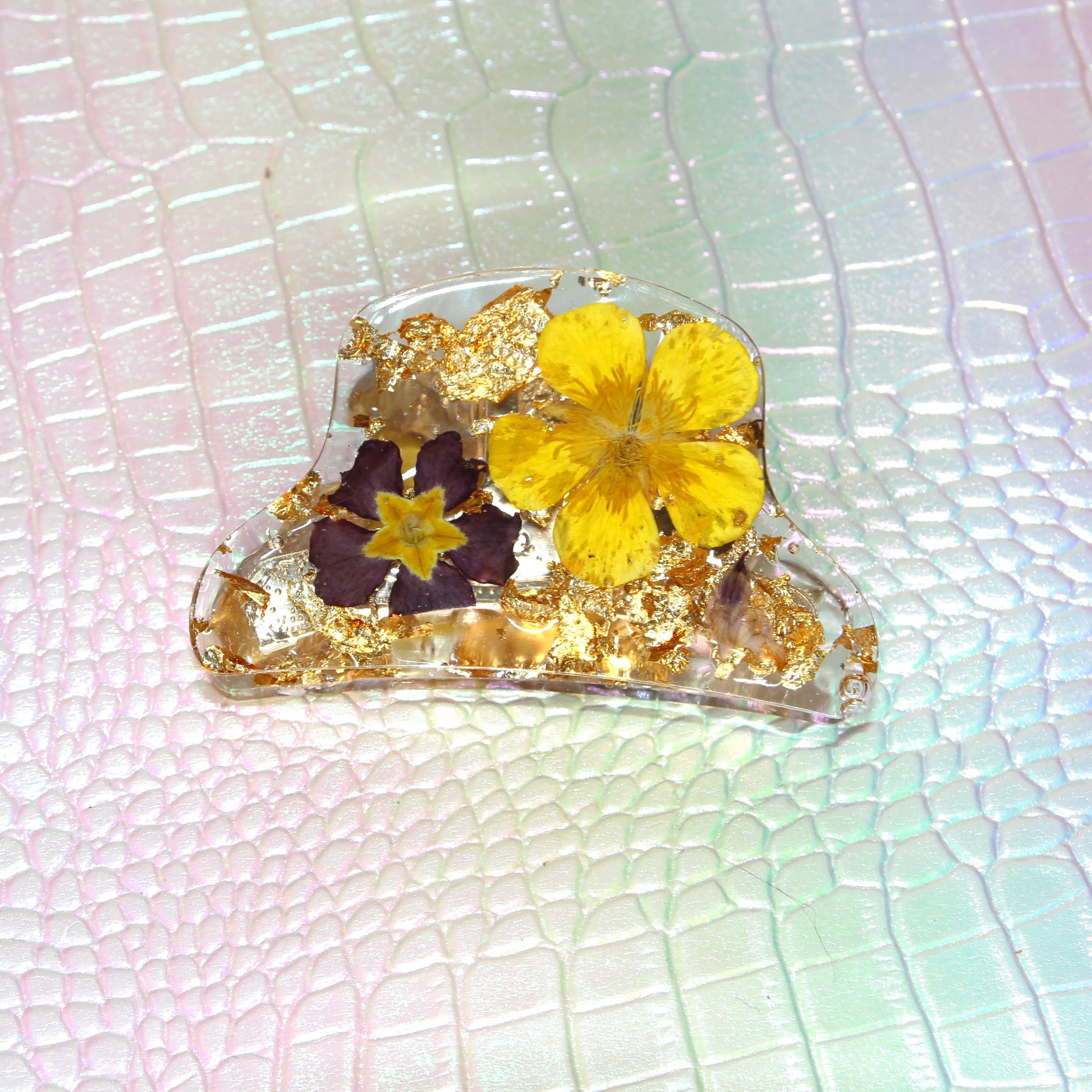 Pince à cheveux artisanale avec fleurs séchées et feuille d'or - Pièce Unique