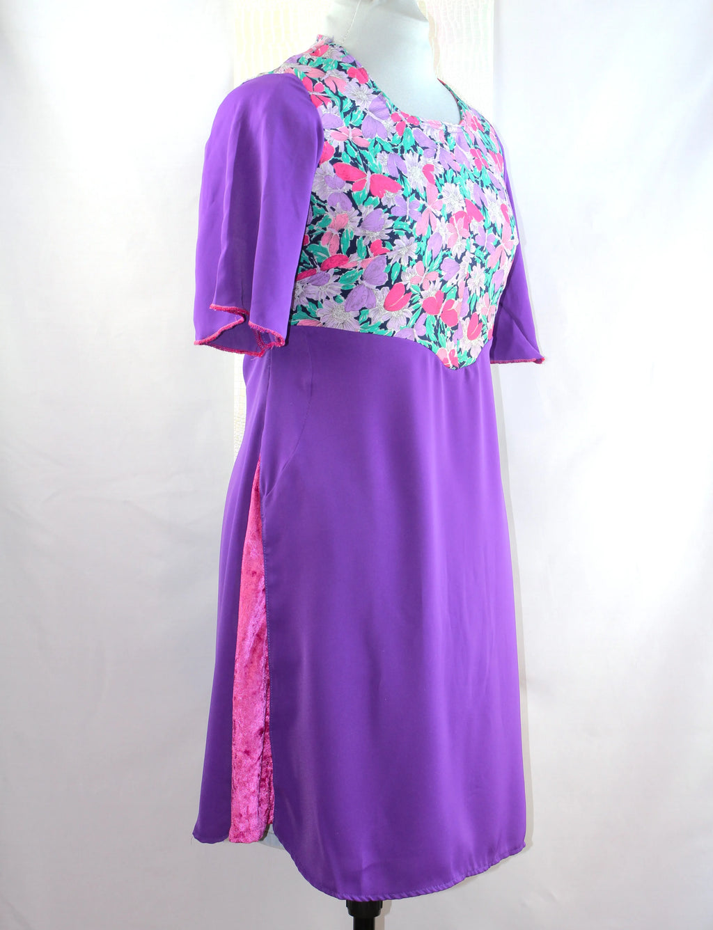 Robe trapèze artisanale violette avec empiècement fleuri