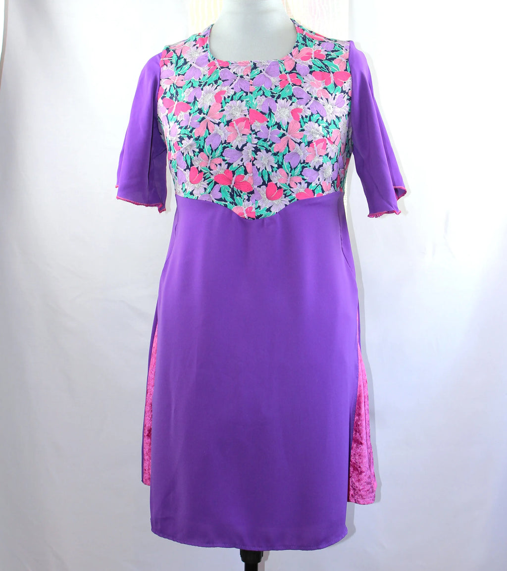 Robe trapèze artisanale violette avec empiècement fleuri