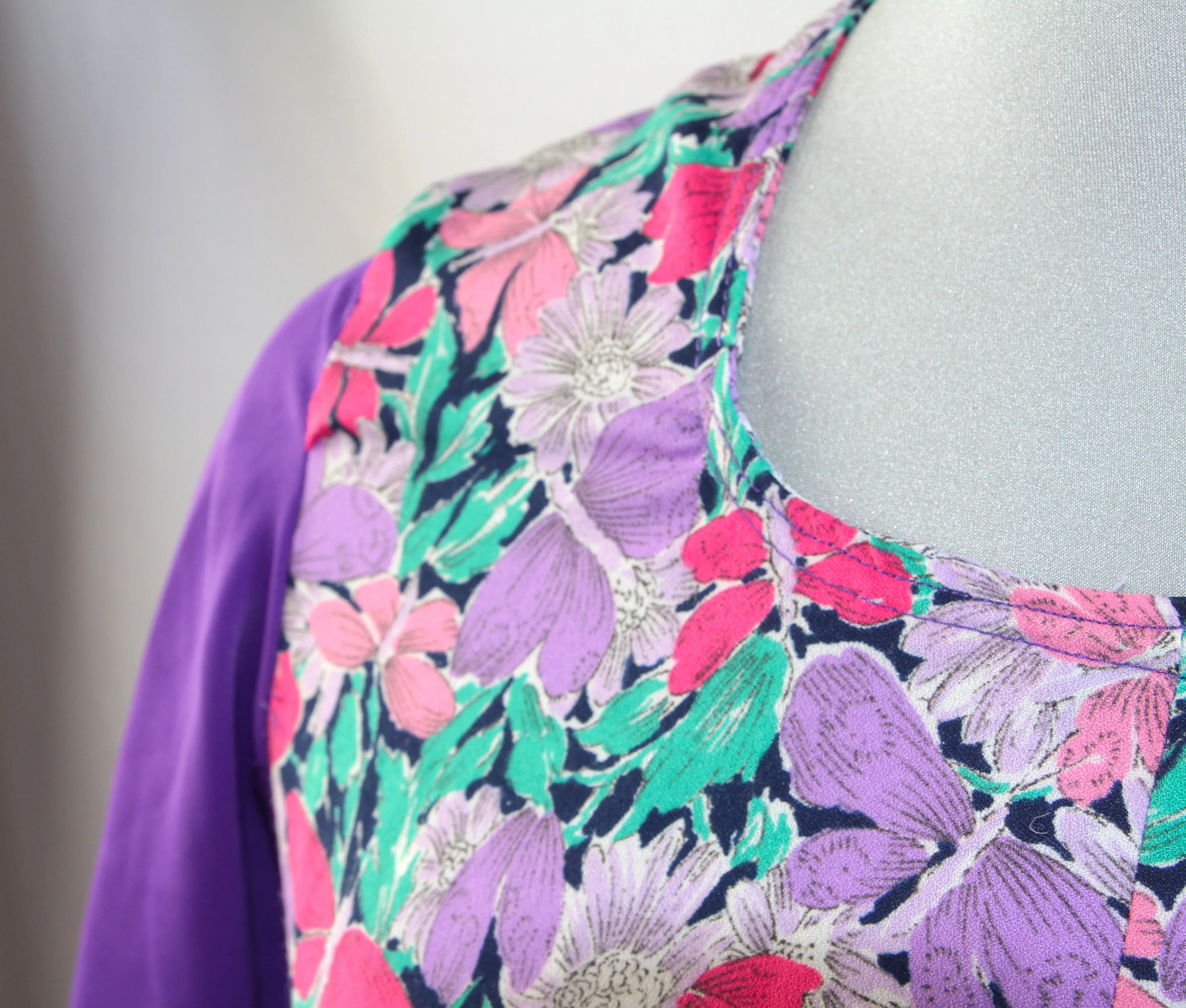 Robe trapèze artisanale violette avec empiècement fleuri