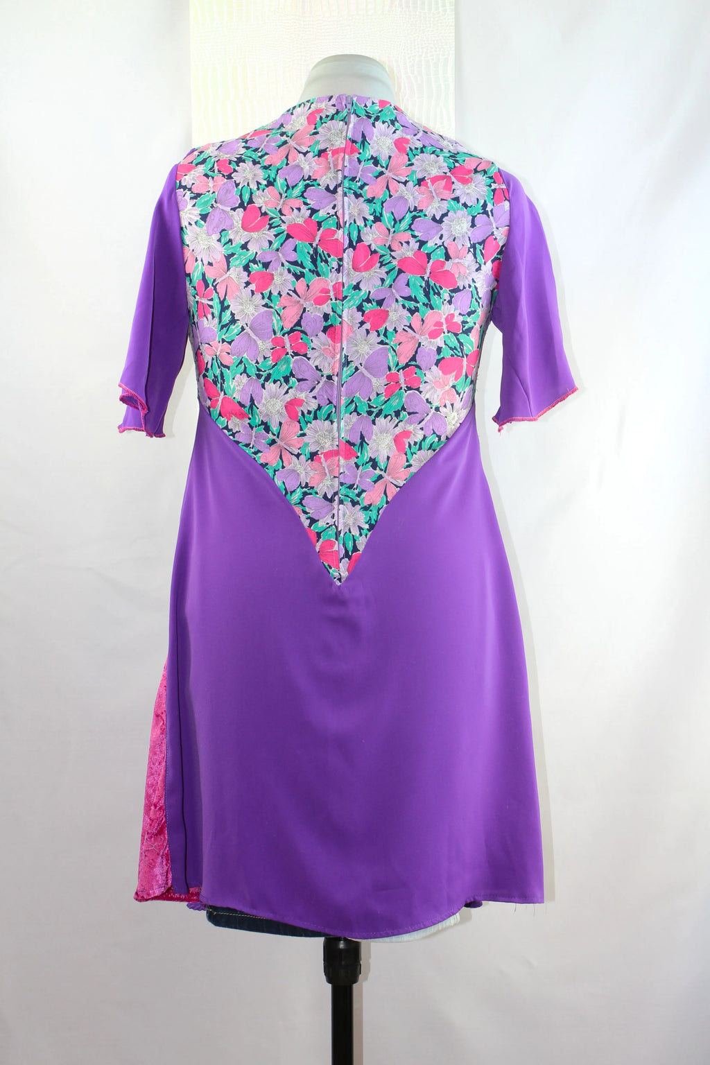 Robe trapèze artisanale violette avec empiècement fleuri
