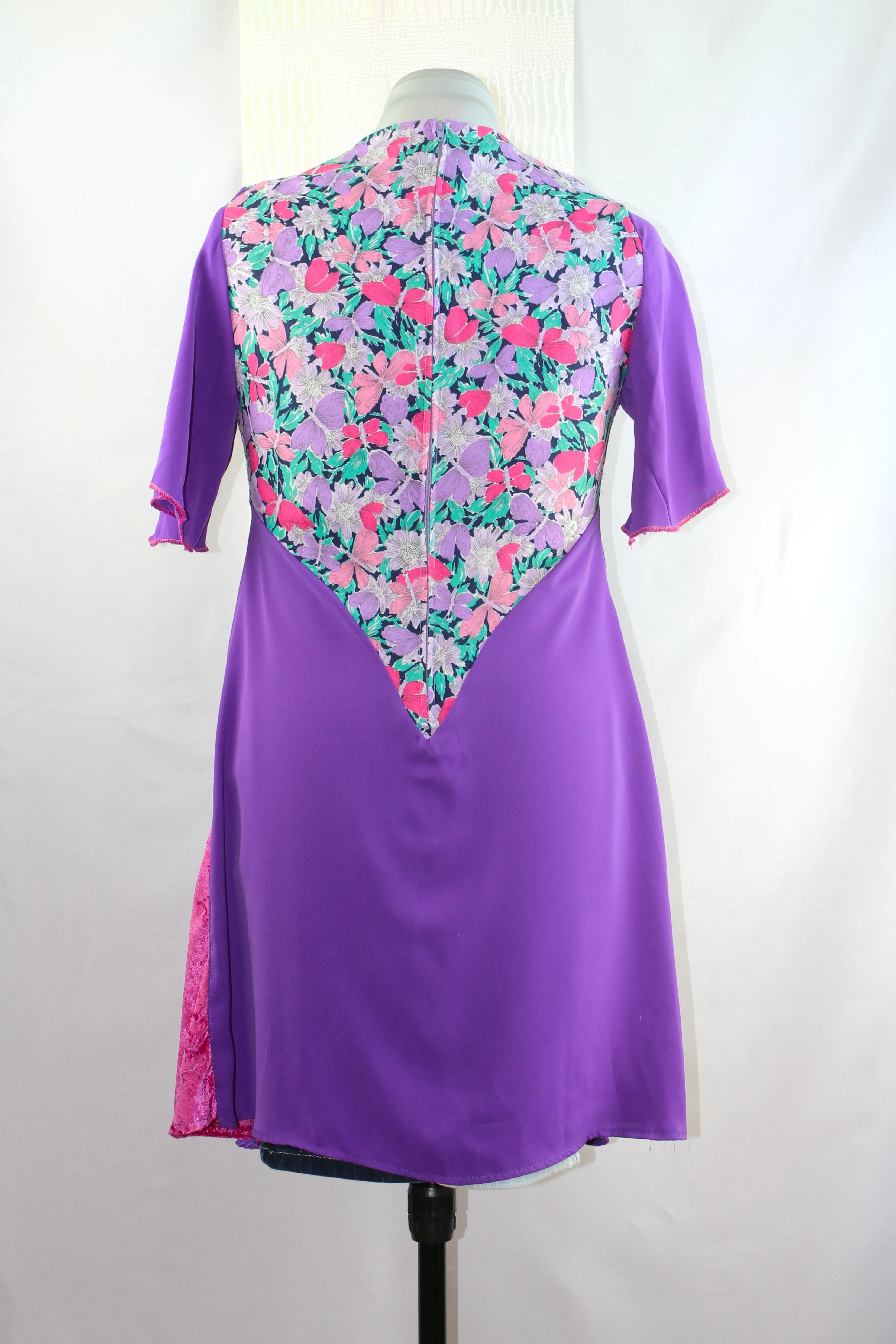 Robe trapèze artisanale violette avec empiècement fleuri