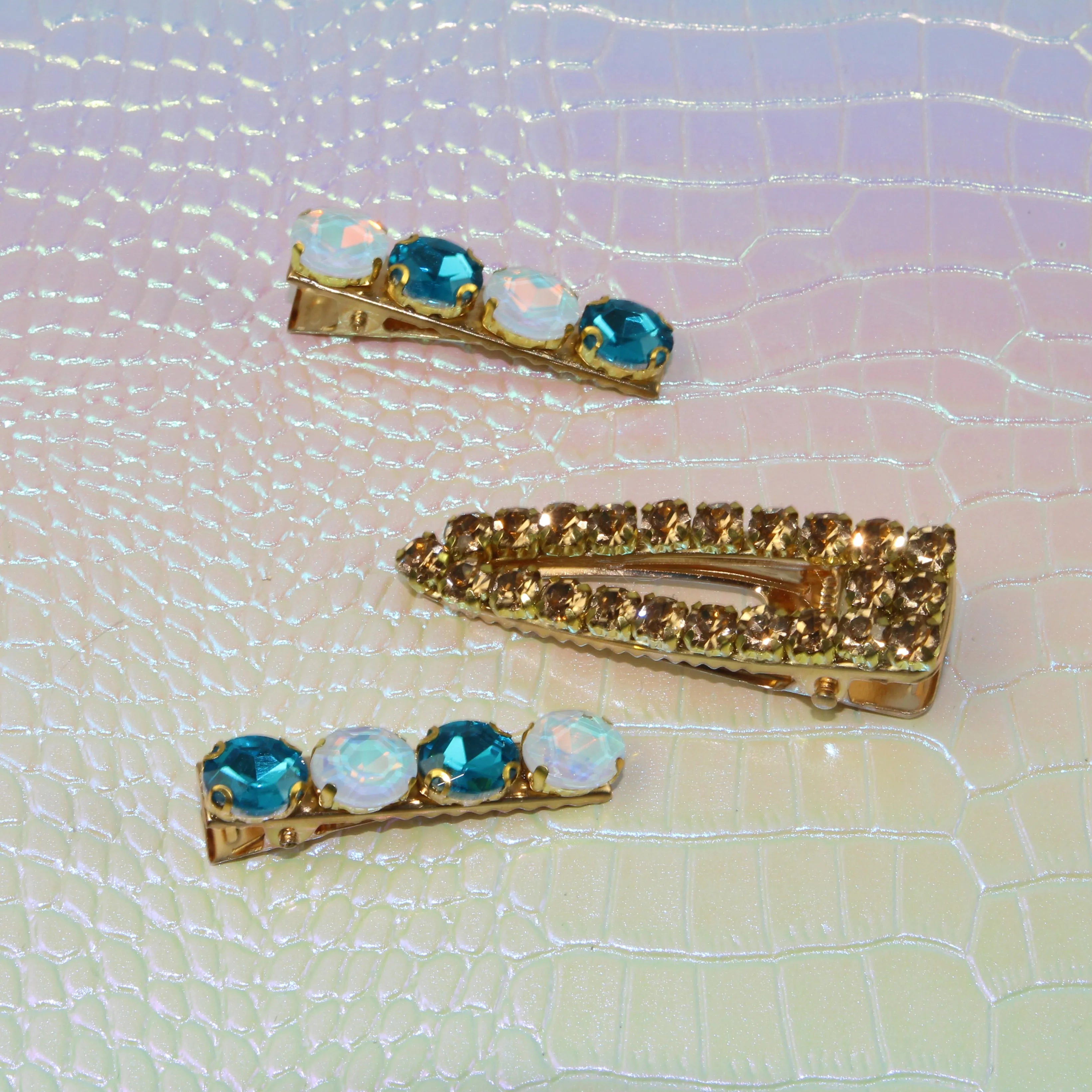 Trio de Barrettes à Strass – L’Art de l’accumulation Étincelante