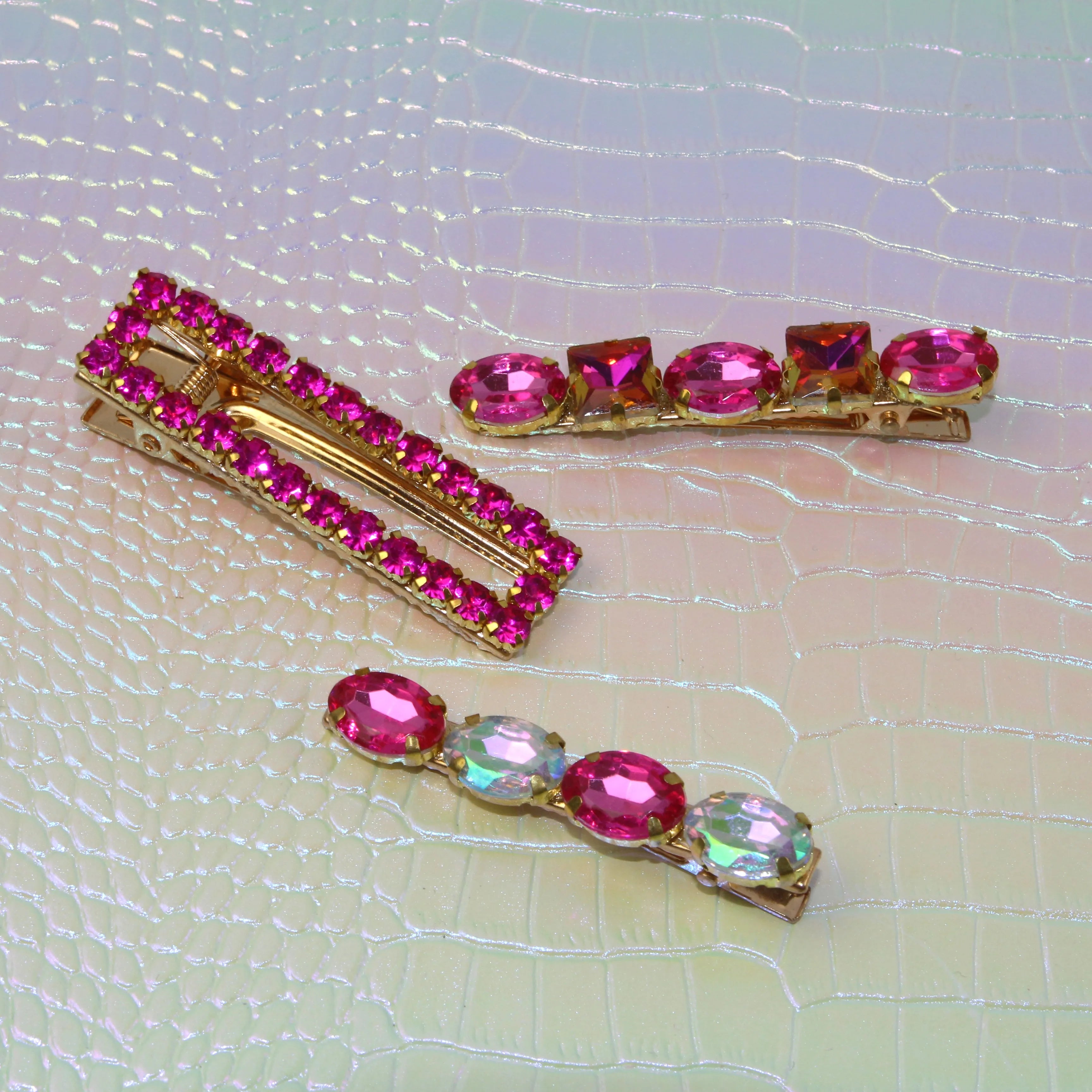Trio de Barrettes à Strass – L’Art de l’accumulation Étincelante