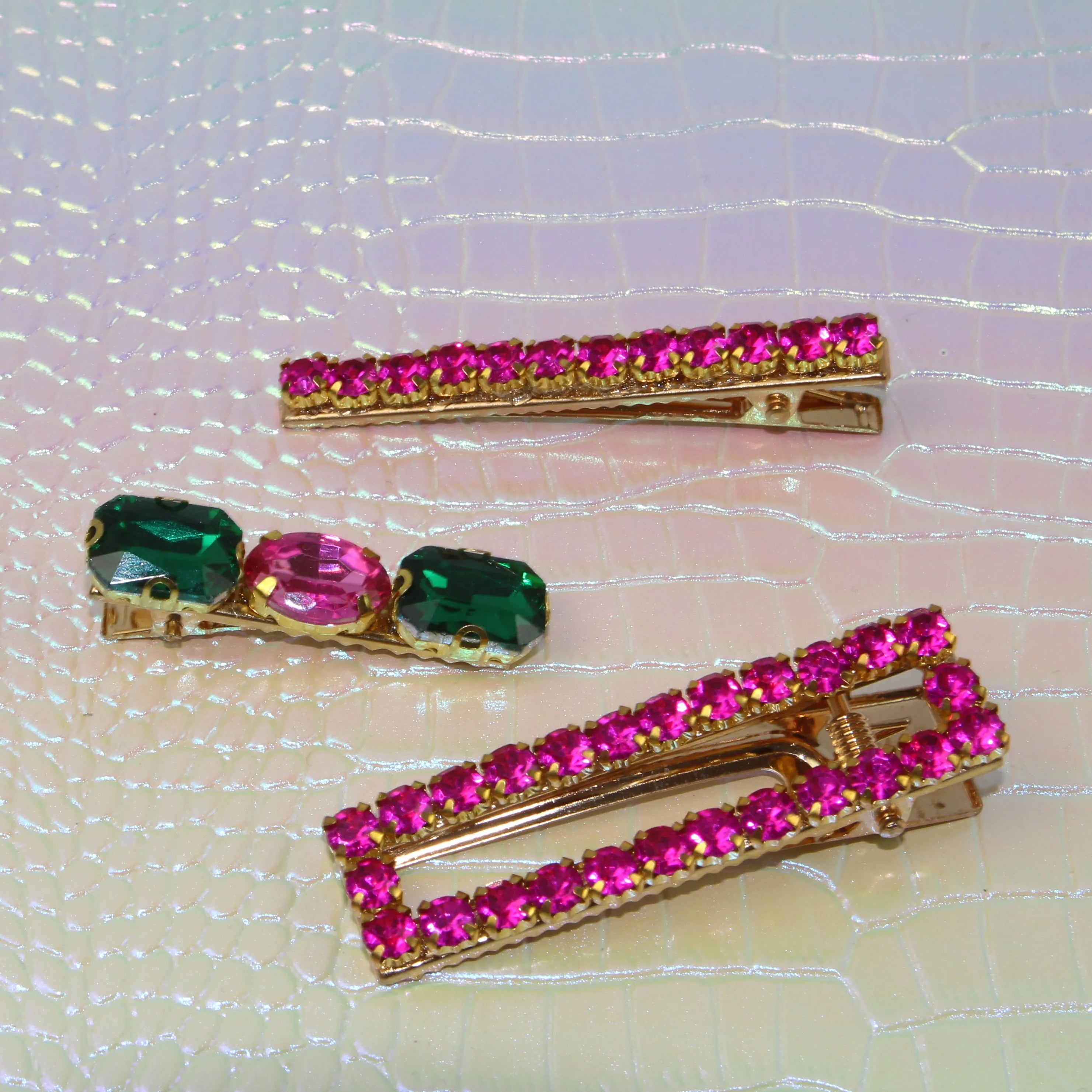 Trio de Barrettes à Strass – L’Art de l’accumulation Étincelante