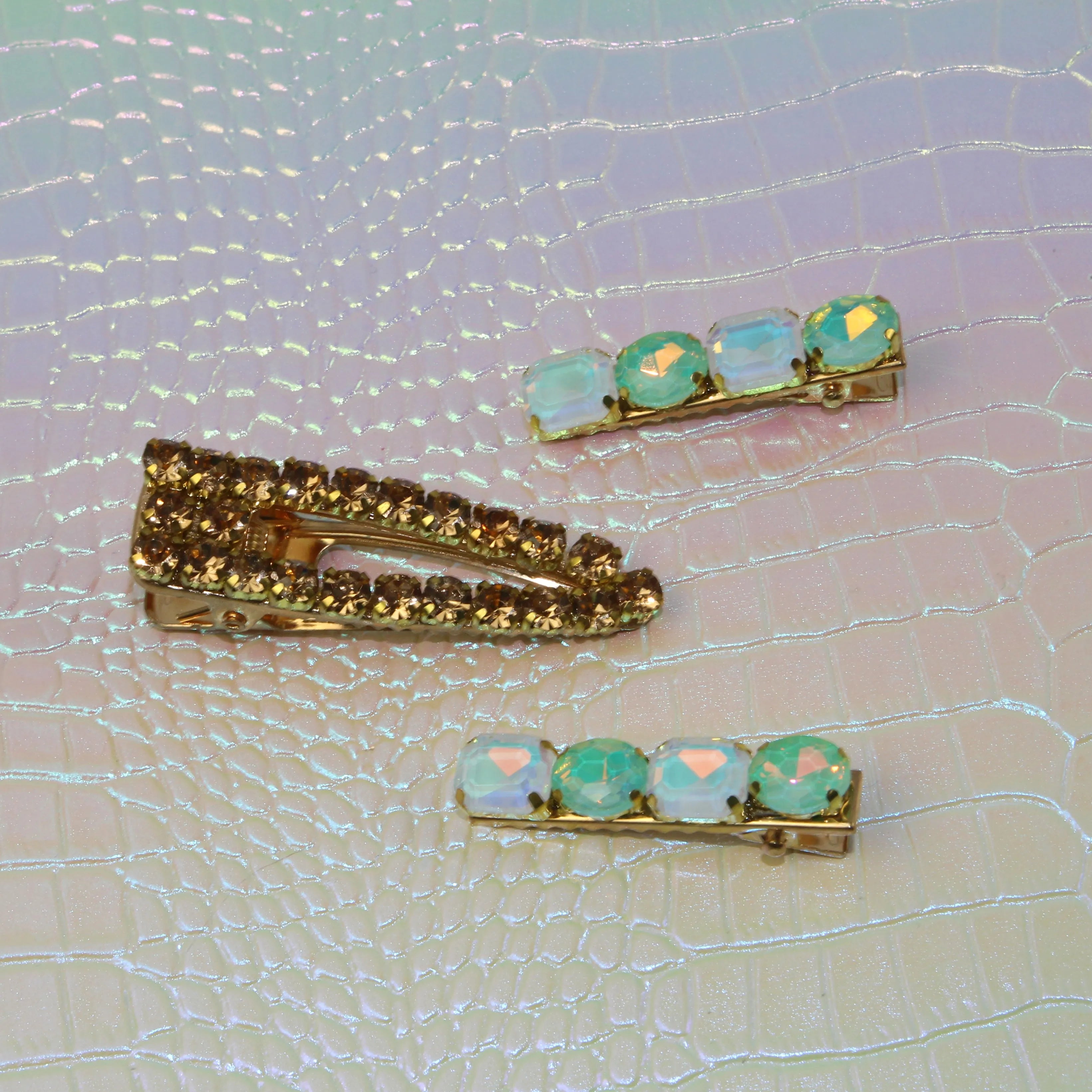 Trio de Barrettes à Strass – L’Art de l’accumulation Étincelante