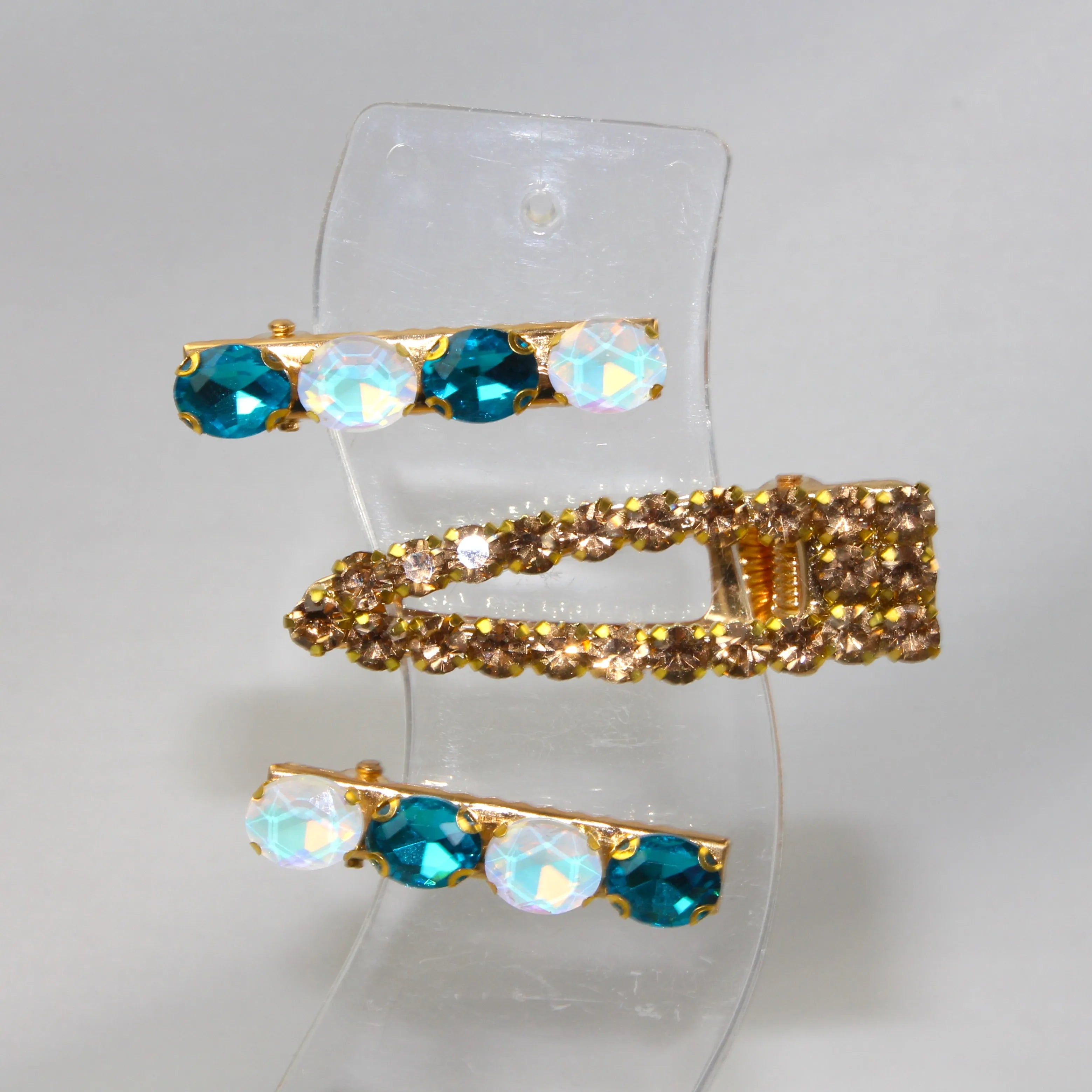 Trio de Barrettes à Strass – L’Art de l’accumulation Étincelante